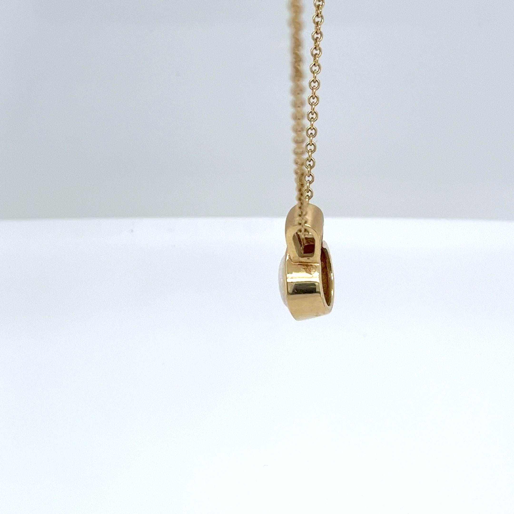 Taglio ovale Ciondolo con opale e diamante incastonato in oro giallo 18ct in vendita