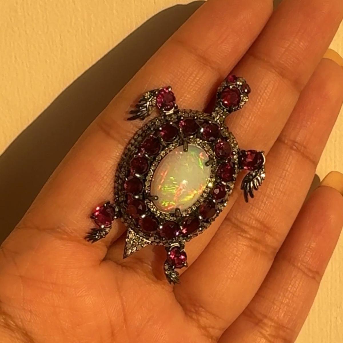 Alfiler Broche Victoriano Tortuga Grande Opalo Diamante Rubí Rosa 8.1ctw  en plata de ley que es una fusión de surrealismo y tortuga , diseñado para hacer una declaración audaz. Elaborado con amor y atención al detalle, presenta 8,1 quilates de