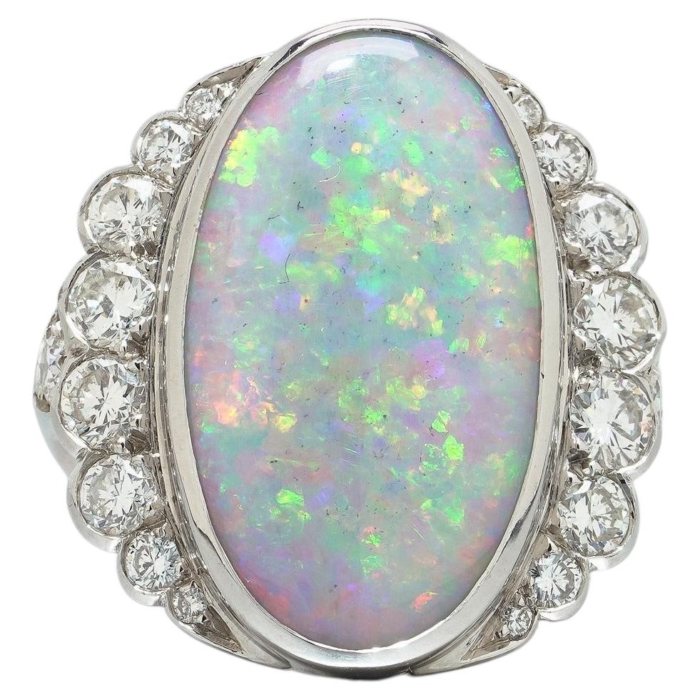 Bague en opale et diamants, or blanc 18 carats, Angleterre, années 1970