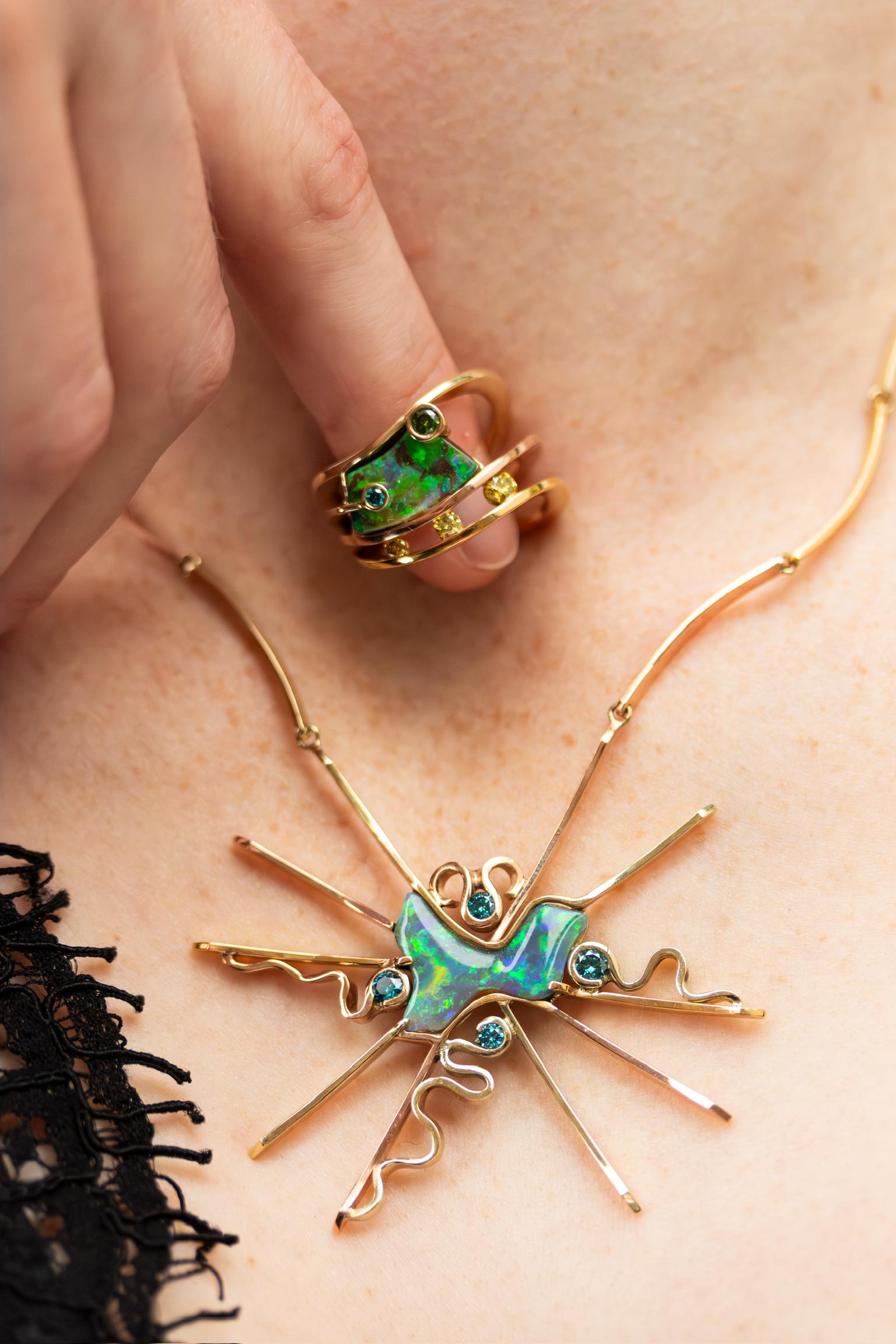 Contemporaneo Anello con opale e diamanti in oro misto in vendita