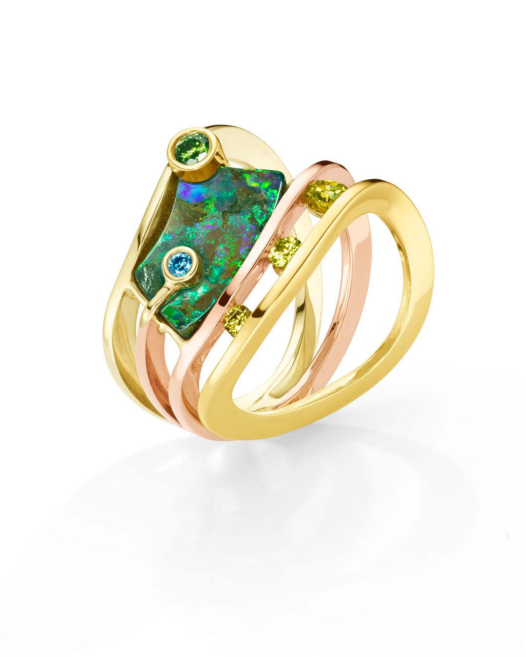 Donna Anello con opale e diamanti in oro misto in vendita