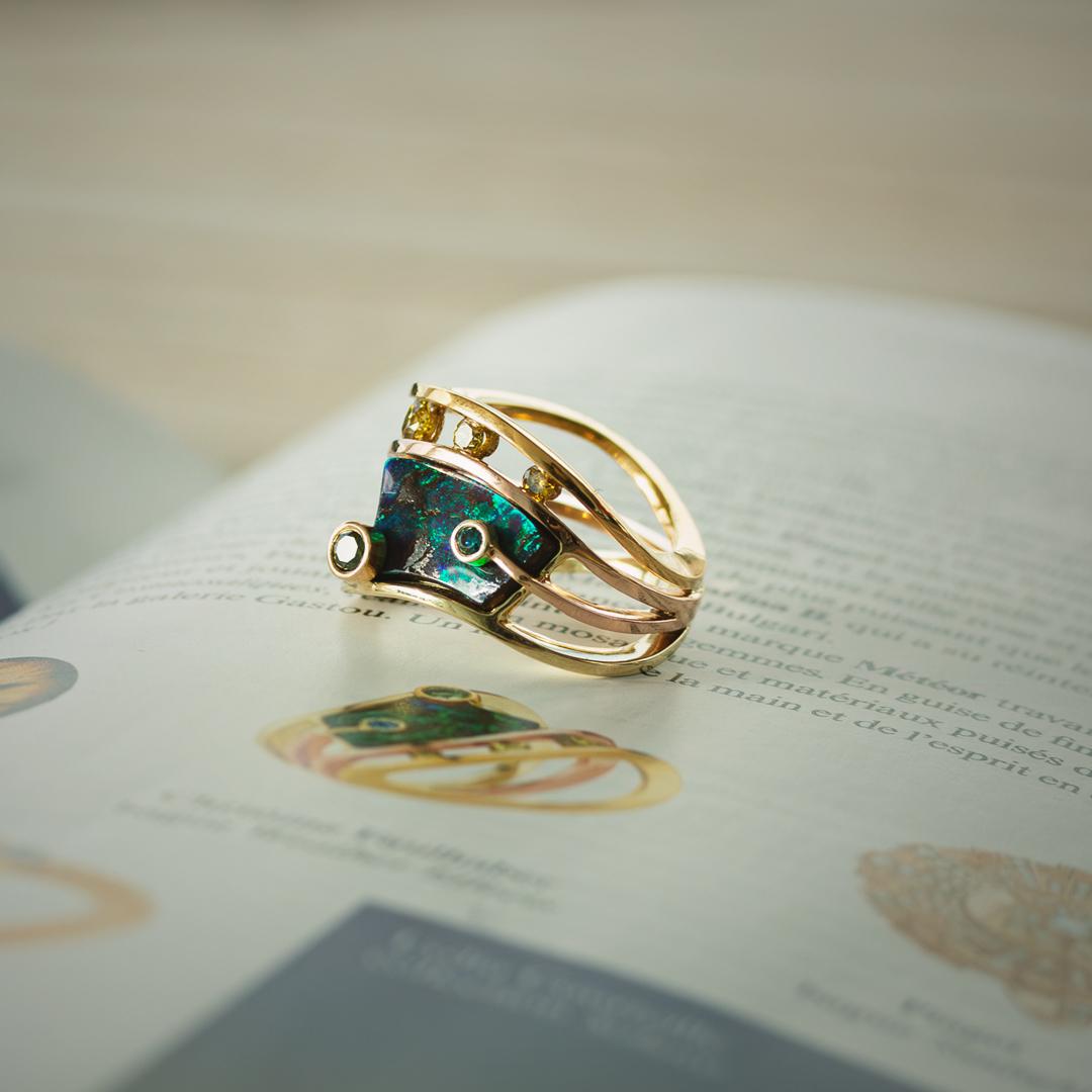 Anello con opale e diamanti in oro misto in vendita 2