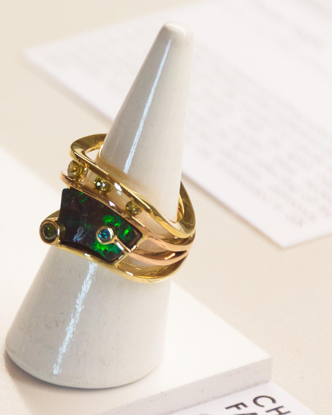 Anello con opale e diamanti in oro misto in vendita 3