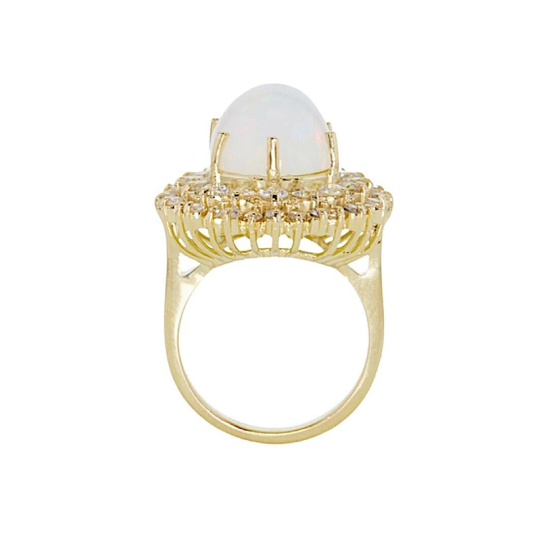 Ein absoluter Hingucker! Dies ist ein 18k Gelbgold Opal und Diamant-Ring. Dieser Ring enthält einen feurigen Opal von 5,5 Karat, der von zwei Reihen schillernder Diamanten der Farbe G, Reinheit SI1 und 1,75 tcw umgeben ist. Die Farben dieses Rings