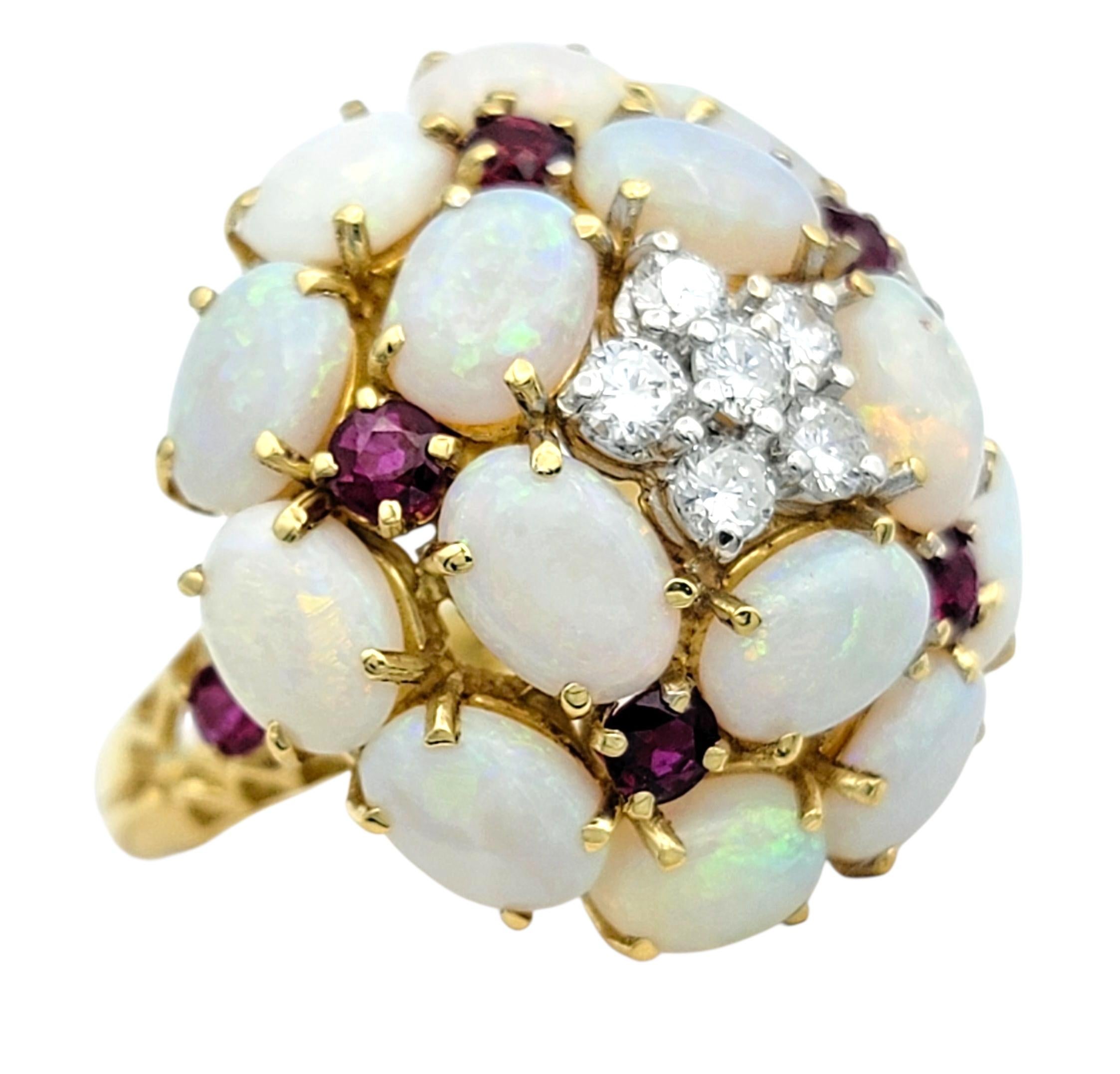 Cette bague enchanteresse en opale, diamant et rubis éclate de couleurs et de textures, créant un spectacle éblouissant d'art et de lumière. En son cœur, des opales lumineuses scintillent d'éclats de feu pastel, leur douce iridescence étant