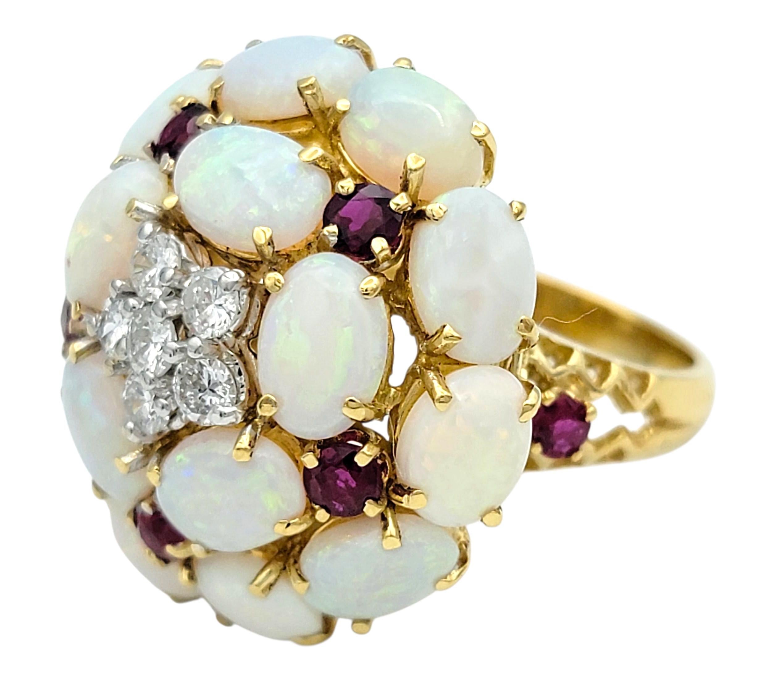 Contemporain Bague cocktail en or 18 carats avec opale, diamant et rubis en forme de dôme en vente