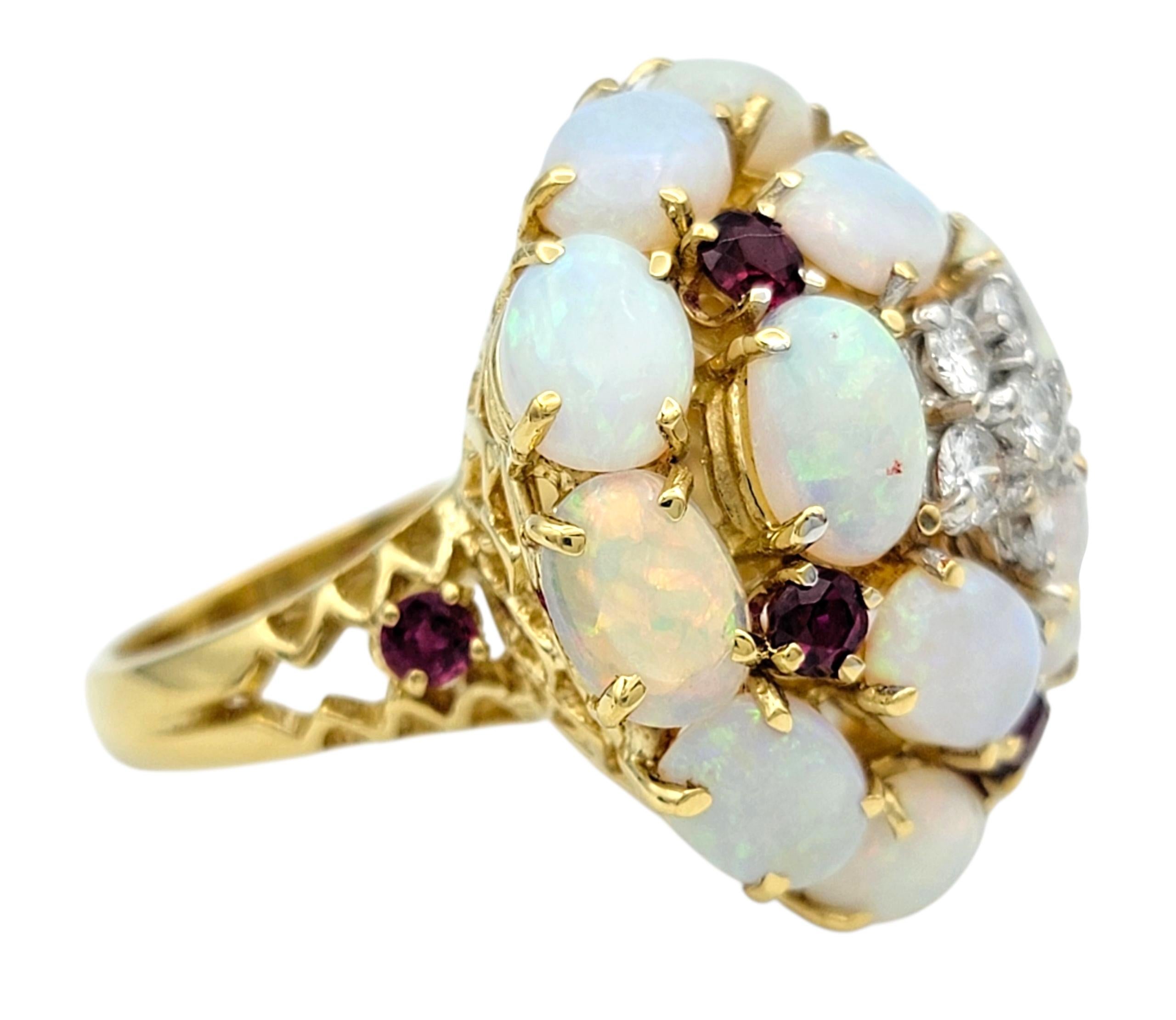 Taille cabochon Bague cocktail en or 18 carats avec opale, diamant et rubis en forme de dôme en vente