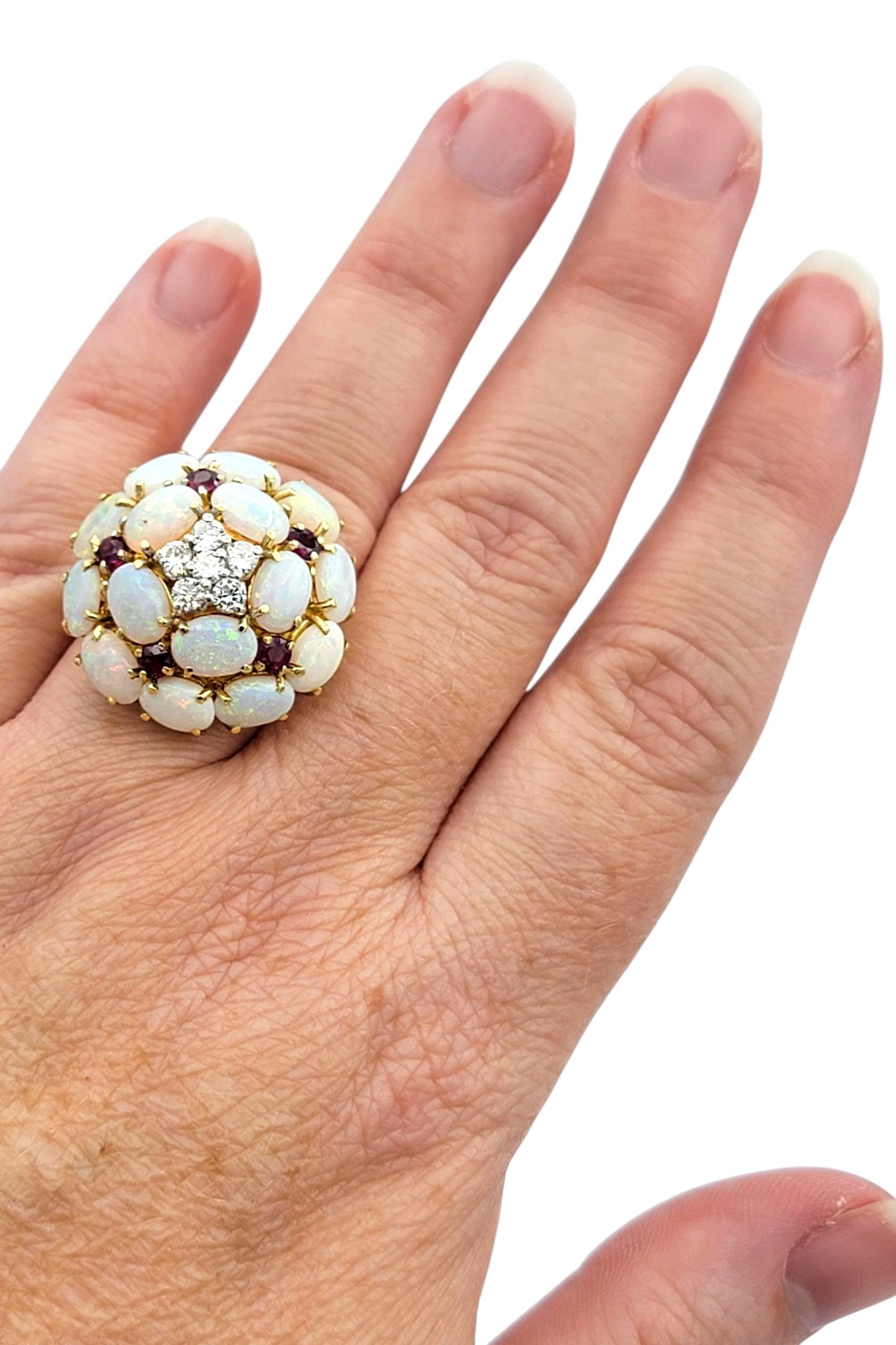 Bague cocktail en or 18 carats avec opale, diamant et rubis en forme de dôme en vente 1