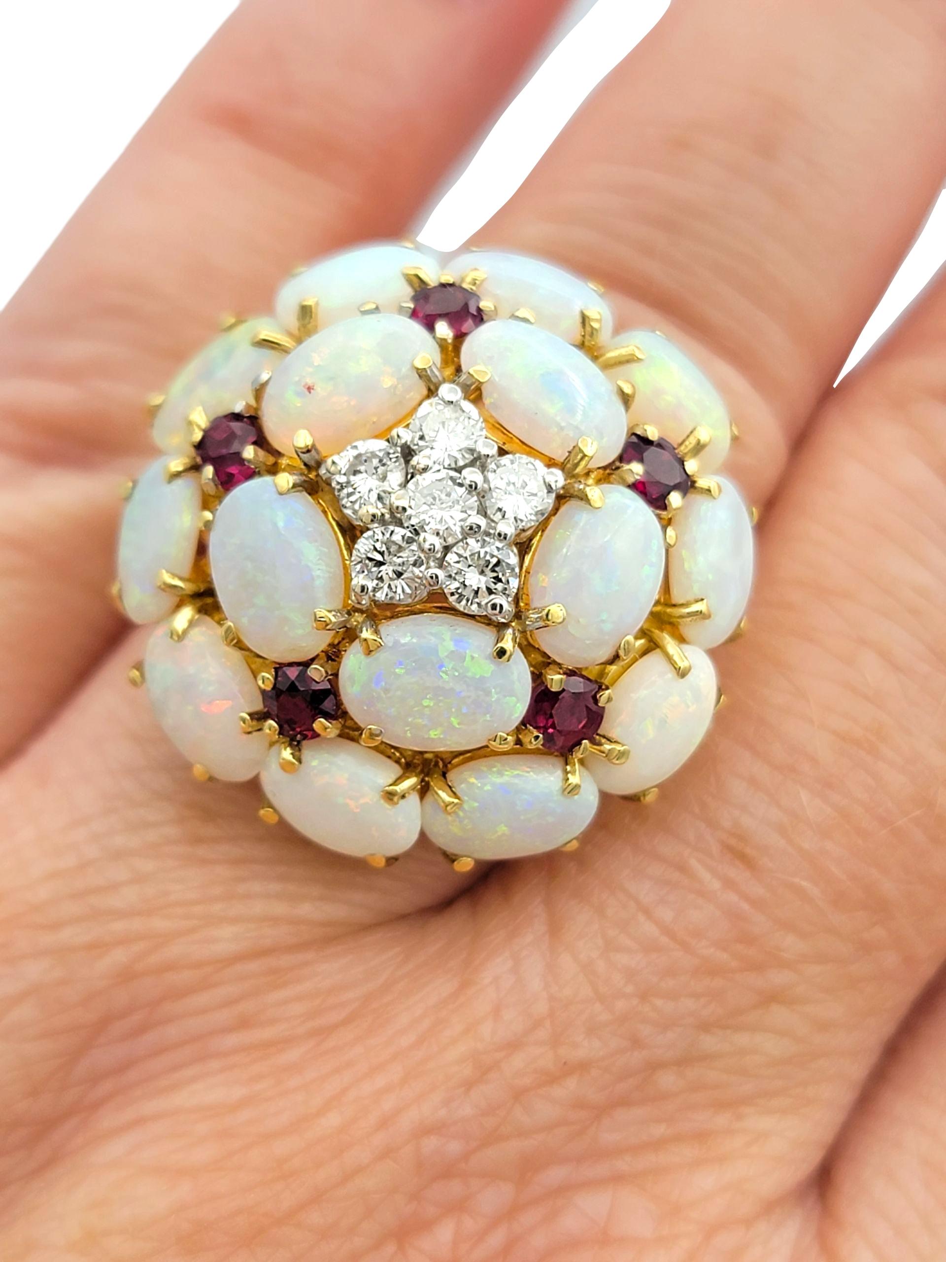 Bague cocktail en or 18 carats avec opale, diamant et rubis en forme de dôme en vente 2