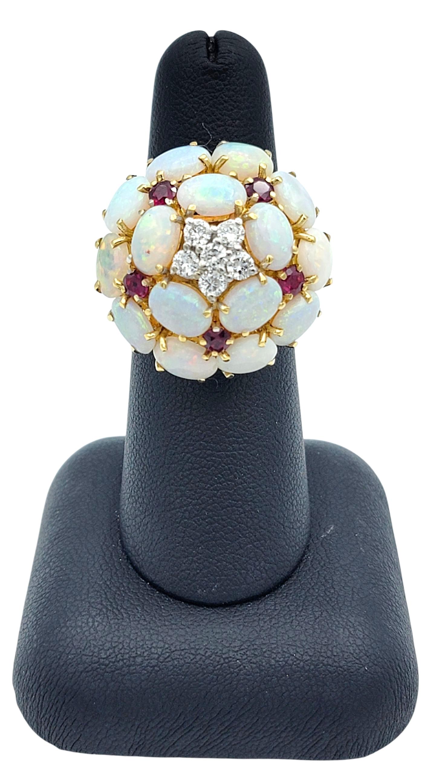 Bague cocktail en or 18 carats avec opale, diamant et rubis en forme de dôme en vente 3
