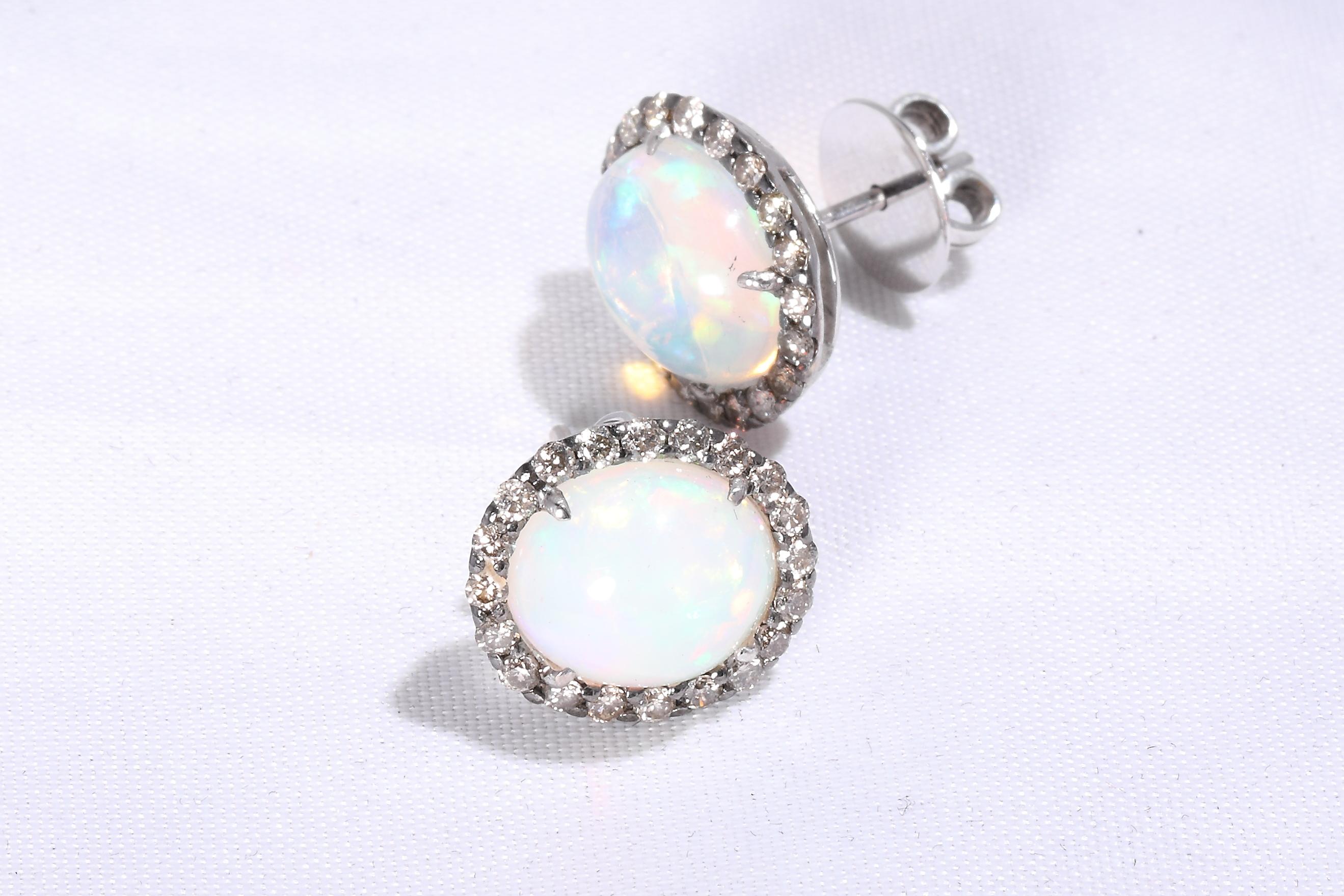 18 k Weißgold
gepunzt mit Feingehalt 750
4,84 ct Opal
0,76 Karat Diamanten
Größe ca. 13 mm
Gewicht 5,6 Gramm