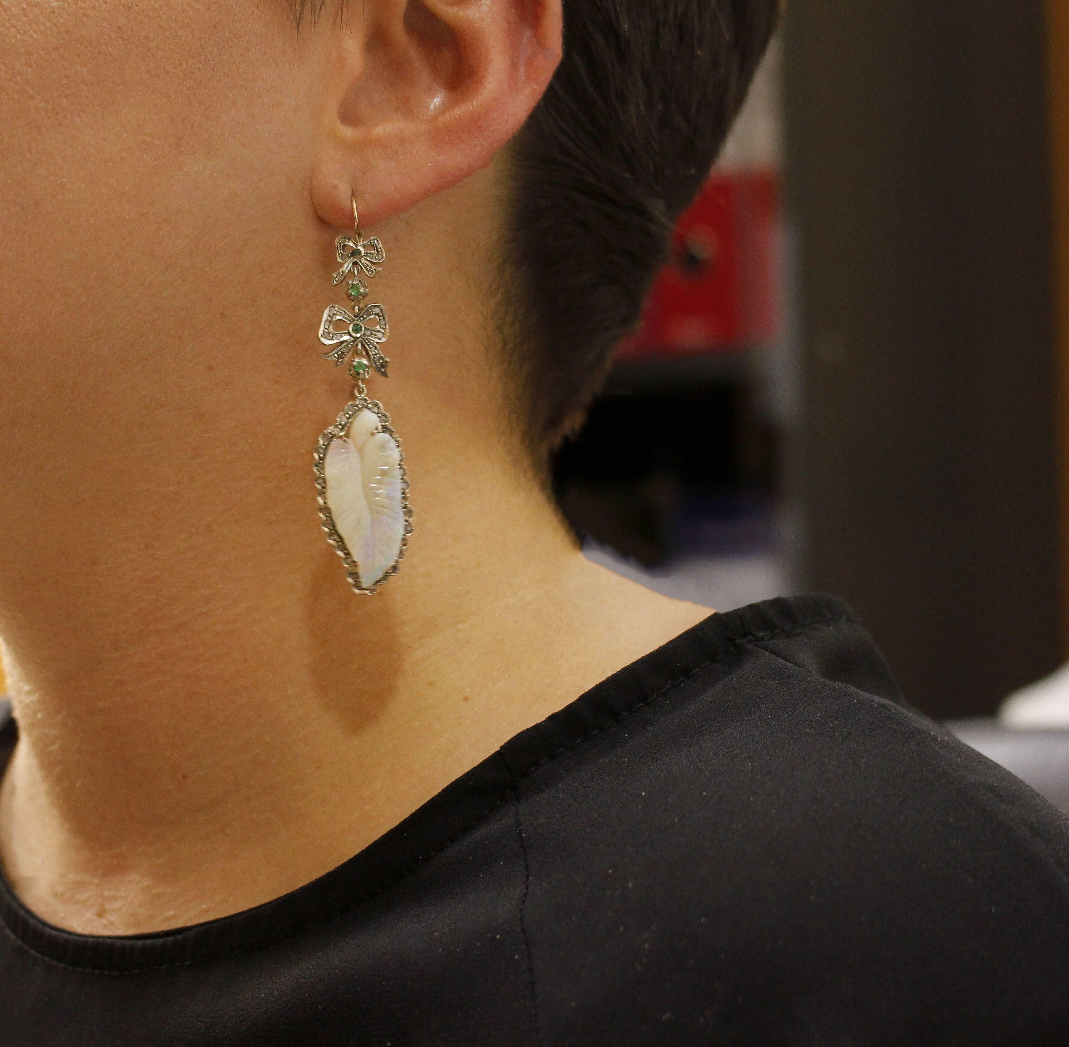Ohrringe aus Roségold und Silber mit Opal, Diamanten und Smaragden (Gemischter Schliff) im Angebot