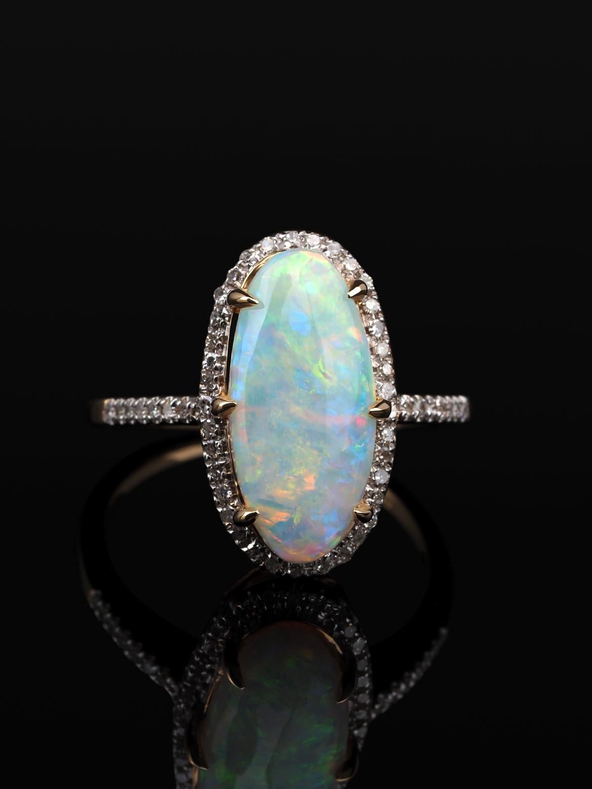 Opal Diamonds Gold Ring Precious Australian Gemstone Marilyn Monroe Style Ring In New Condition For Sale In Berlin, DE
