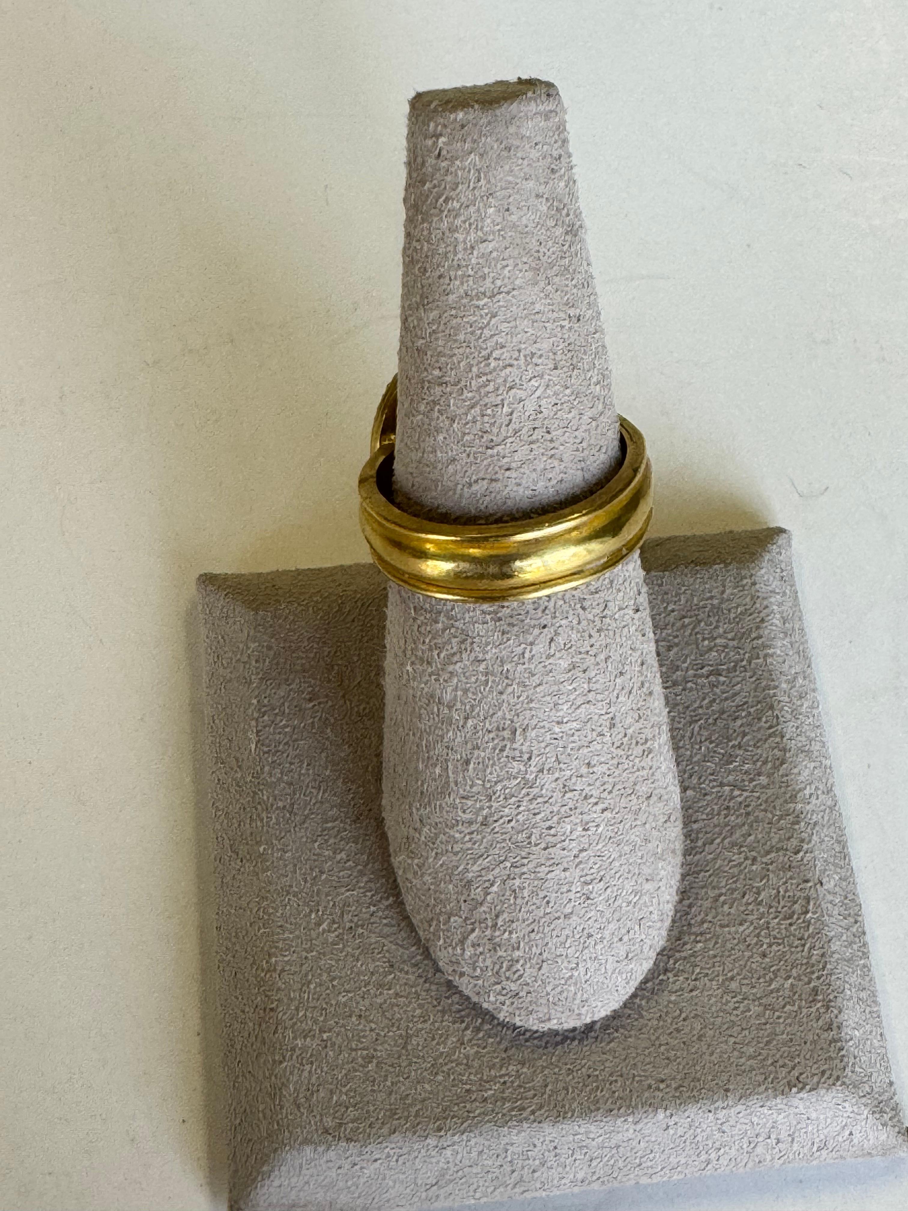 Opal-Doublettenring aus 22 Karat Gold (Ovalschliff) im Angebot