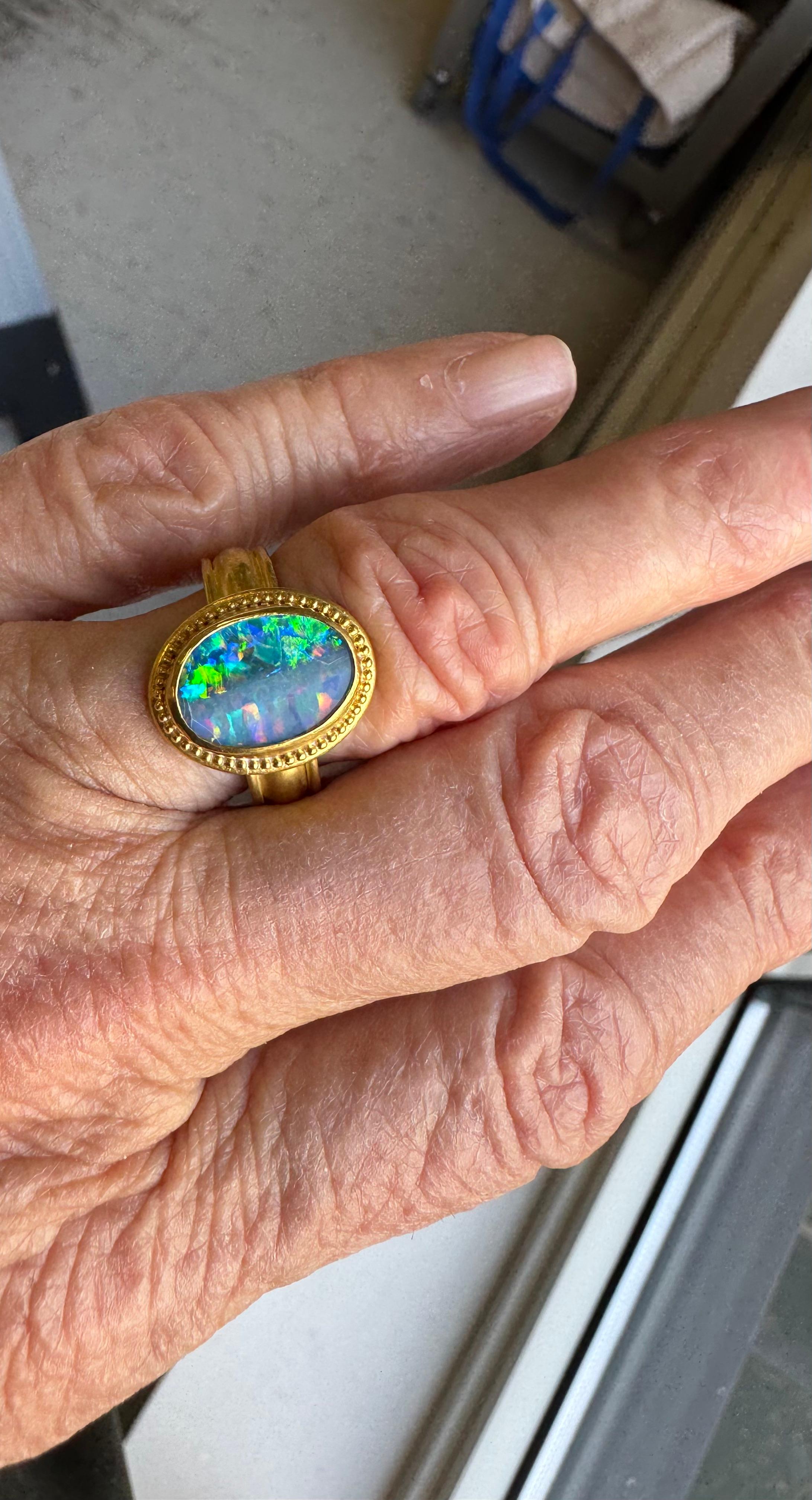 Opal-Doublettenring aus 22 Karat Gold im Angebot 2