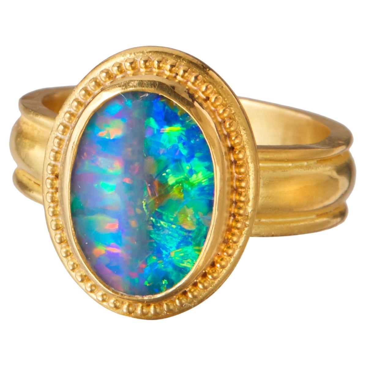 Opal-Doublettenring aus 22 Karat Gold im Angebot