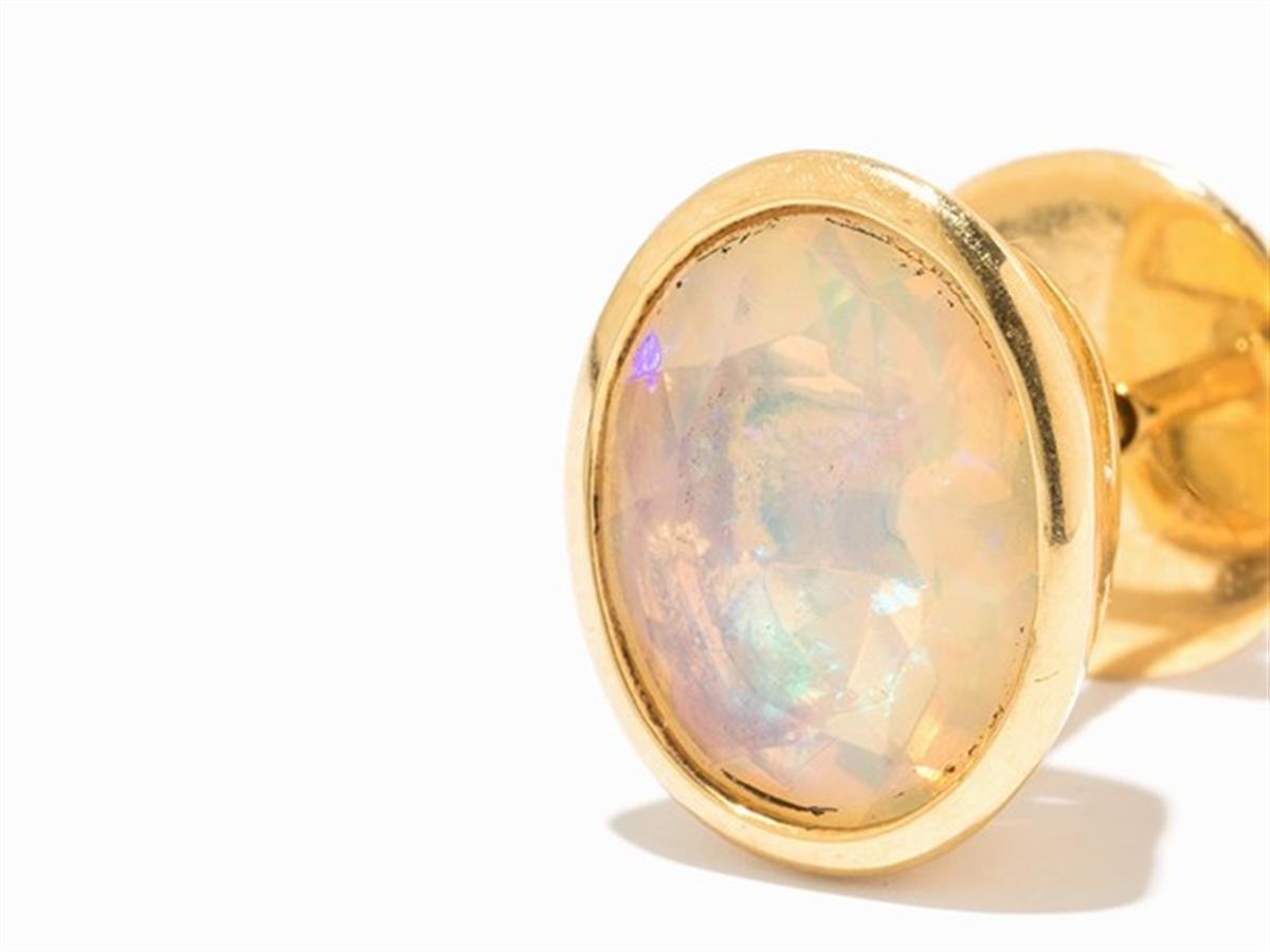 Opal Earring in 18 Karat Yellow Gold In New Condition For Sale In Bad Kissingen, DE