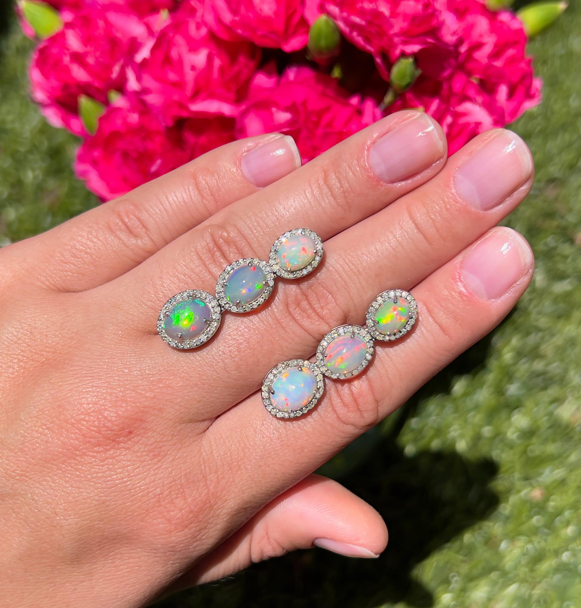 Art déco Boucles d'oreilles en opale serties de diamants de 9 carats au total en vente
