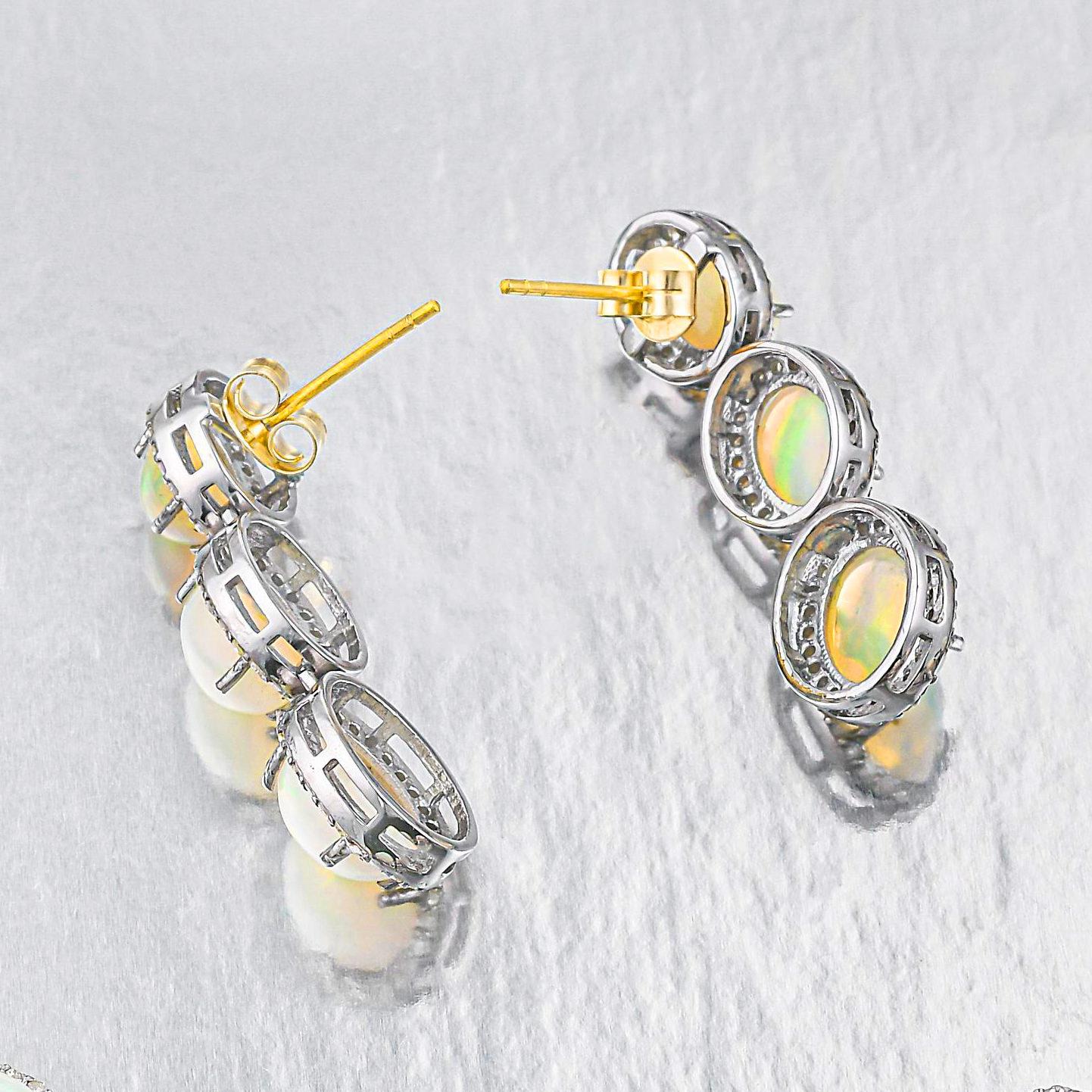 Taille cabochon Boucles d'oreilles en opale serties de diamants de 9 carats au total en vente