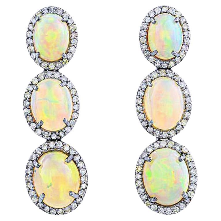 Boucles d'oreilles en opale serties de diamants de 9 carats au total en vente