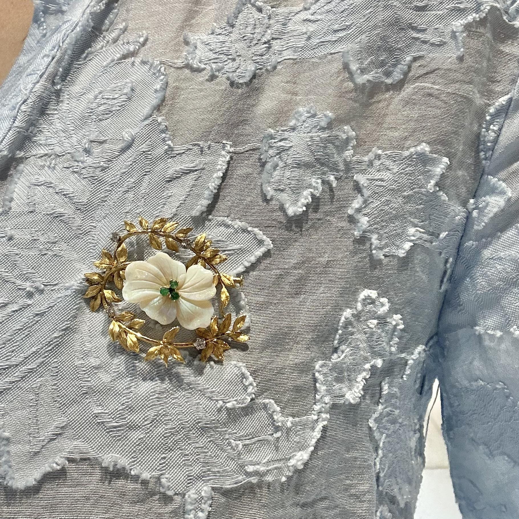 Opal Emerald and Diamant Flower Brooch / Pin in 18k Yellow Gold In Good Condition For Sale In Miami, FL