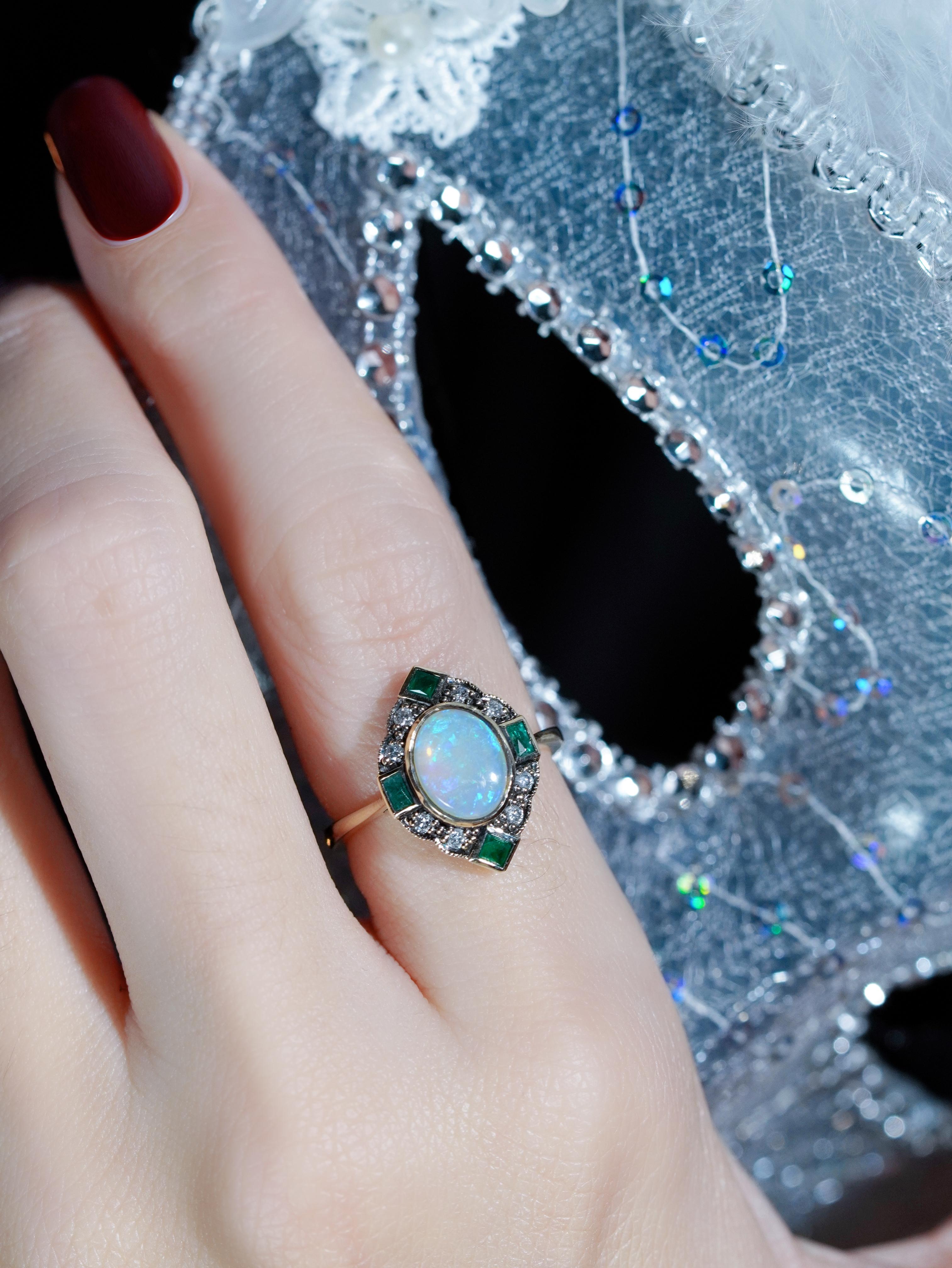 Taille ovale Bague halo en or jaune 14 carats, opale, émeraude et diamant de style Art déco en vente