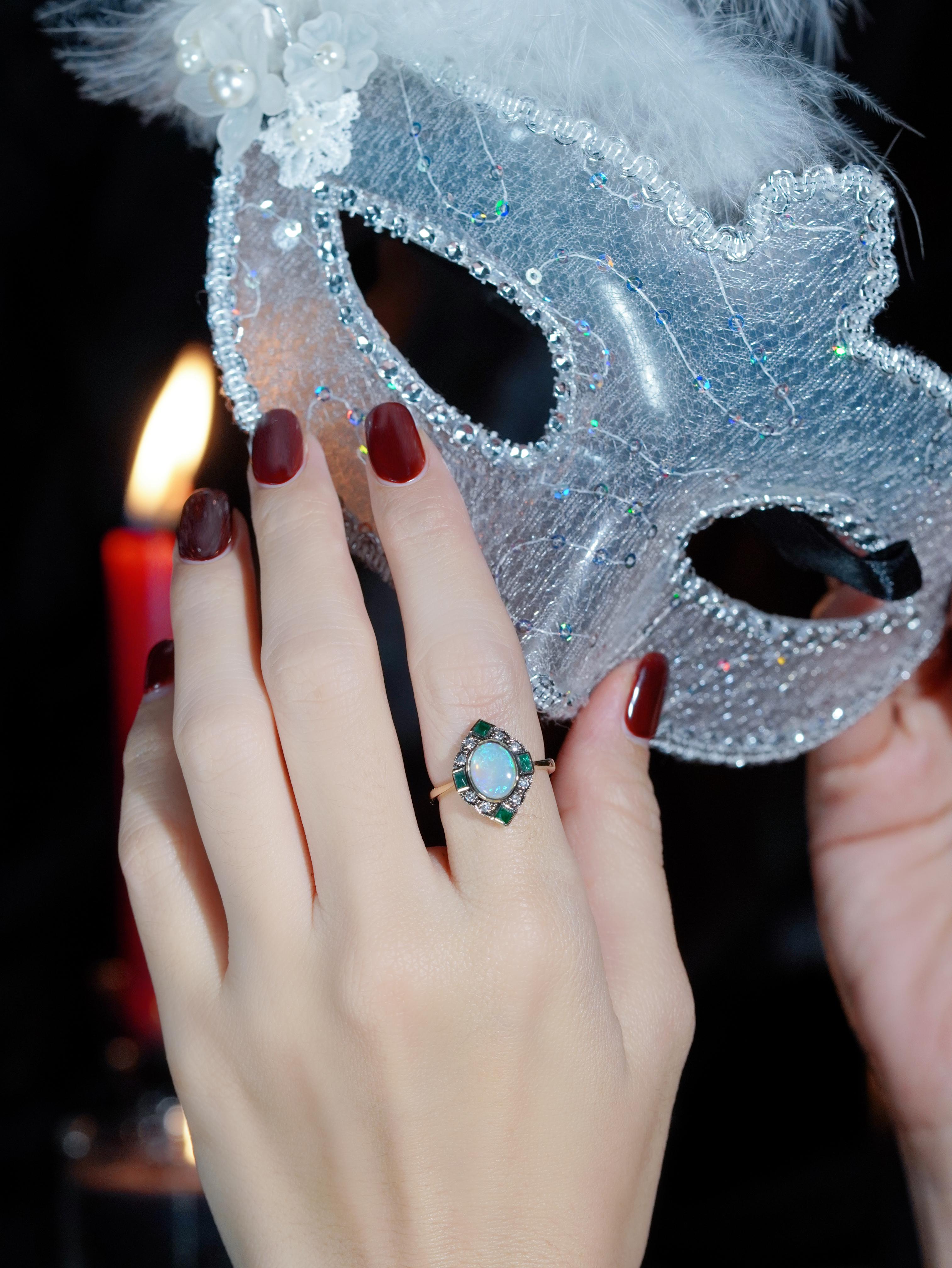 Bague halo en or jaune 14 carats, opale, émeraude et diamant de style Art déco Neuf - En vente à Bangkok, TH