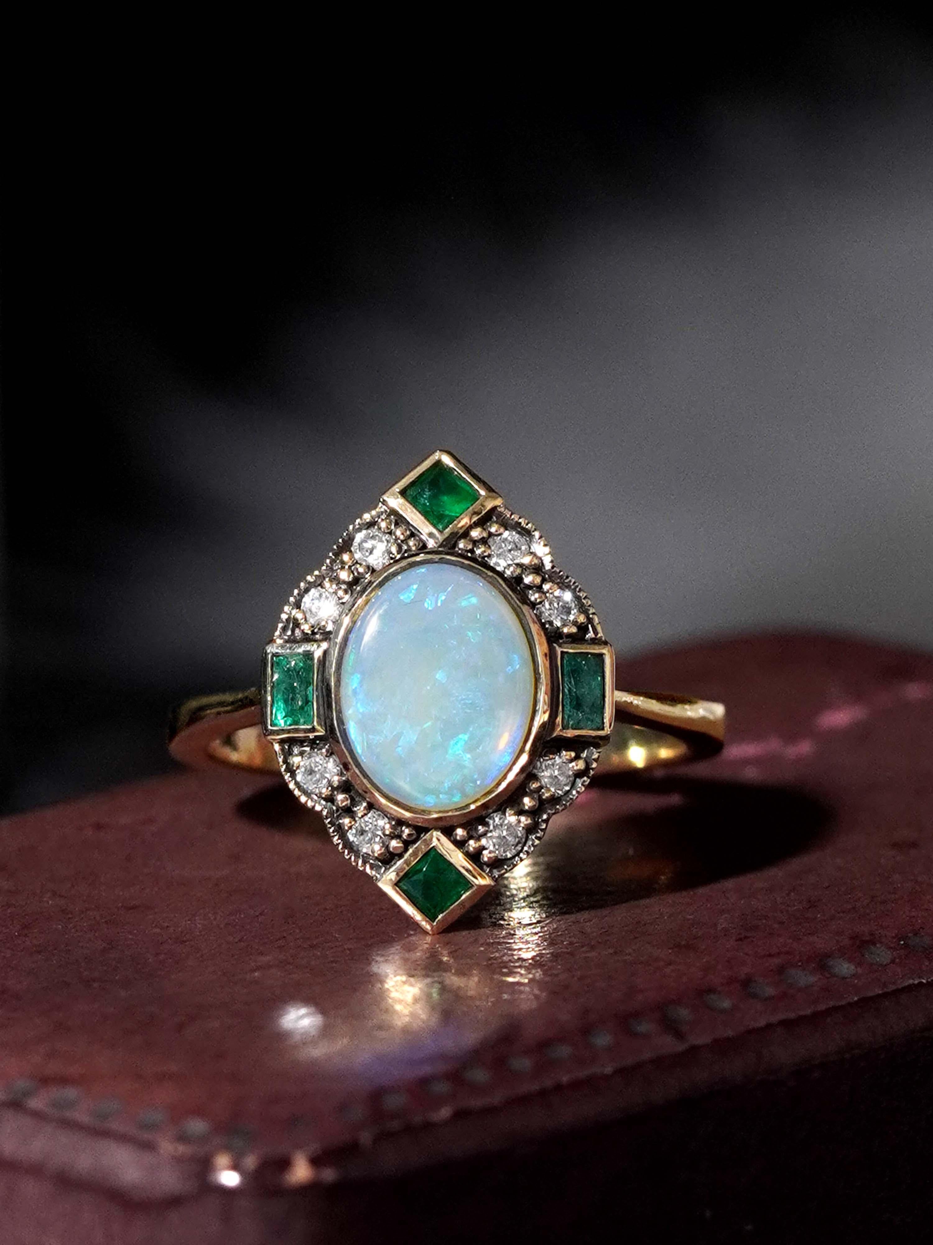 Bague halo en or jaune 14 carats, opale, émeraude et diamant de style Art déco Pour femmes en vente