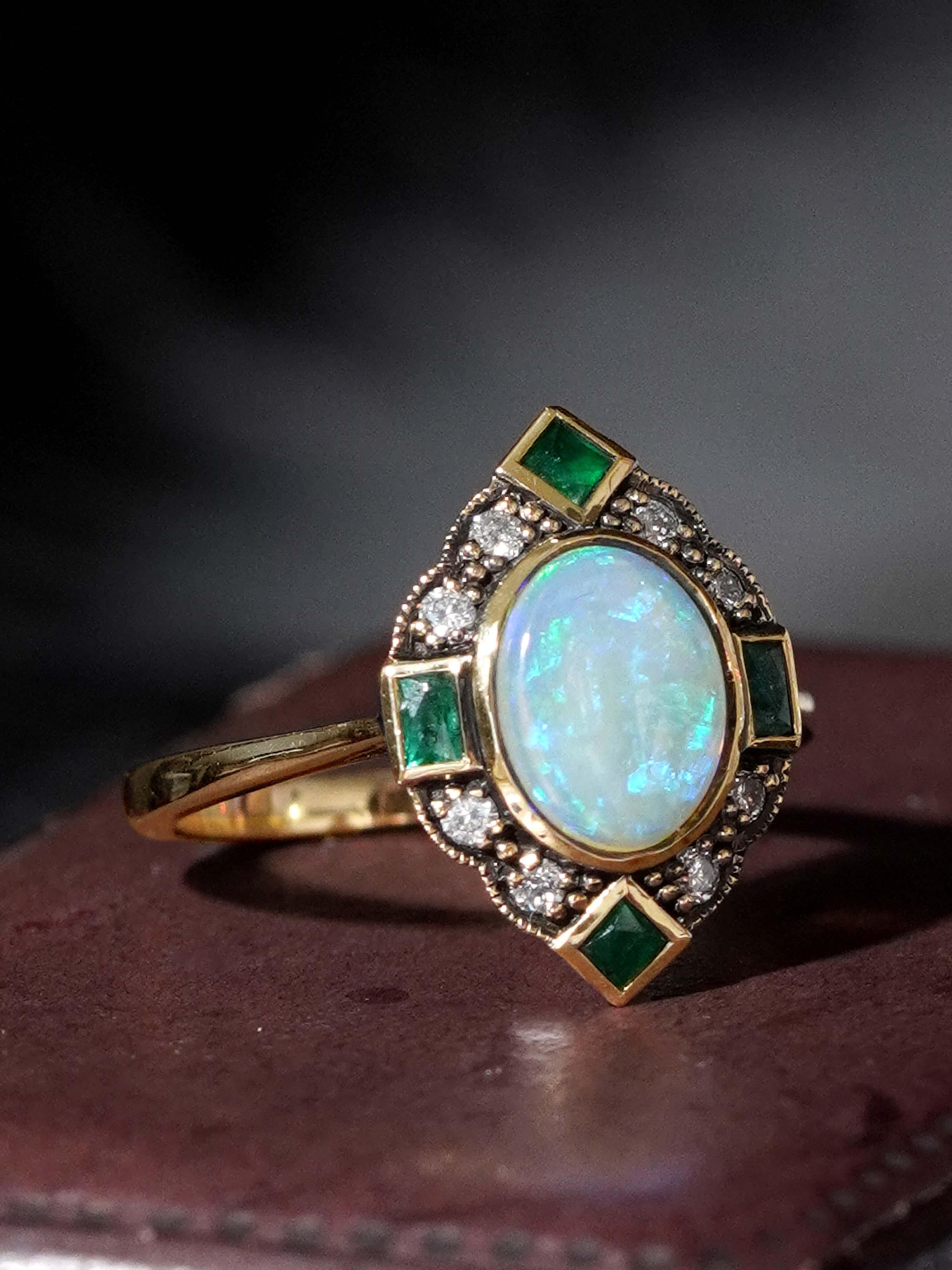 Bague halo en or jaune 14 carats, opale, émeraude et diamant de style Art déco en vente 1