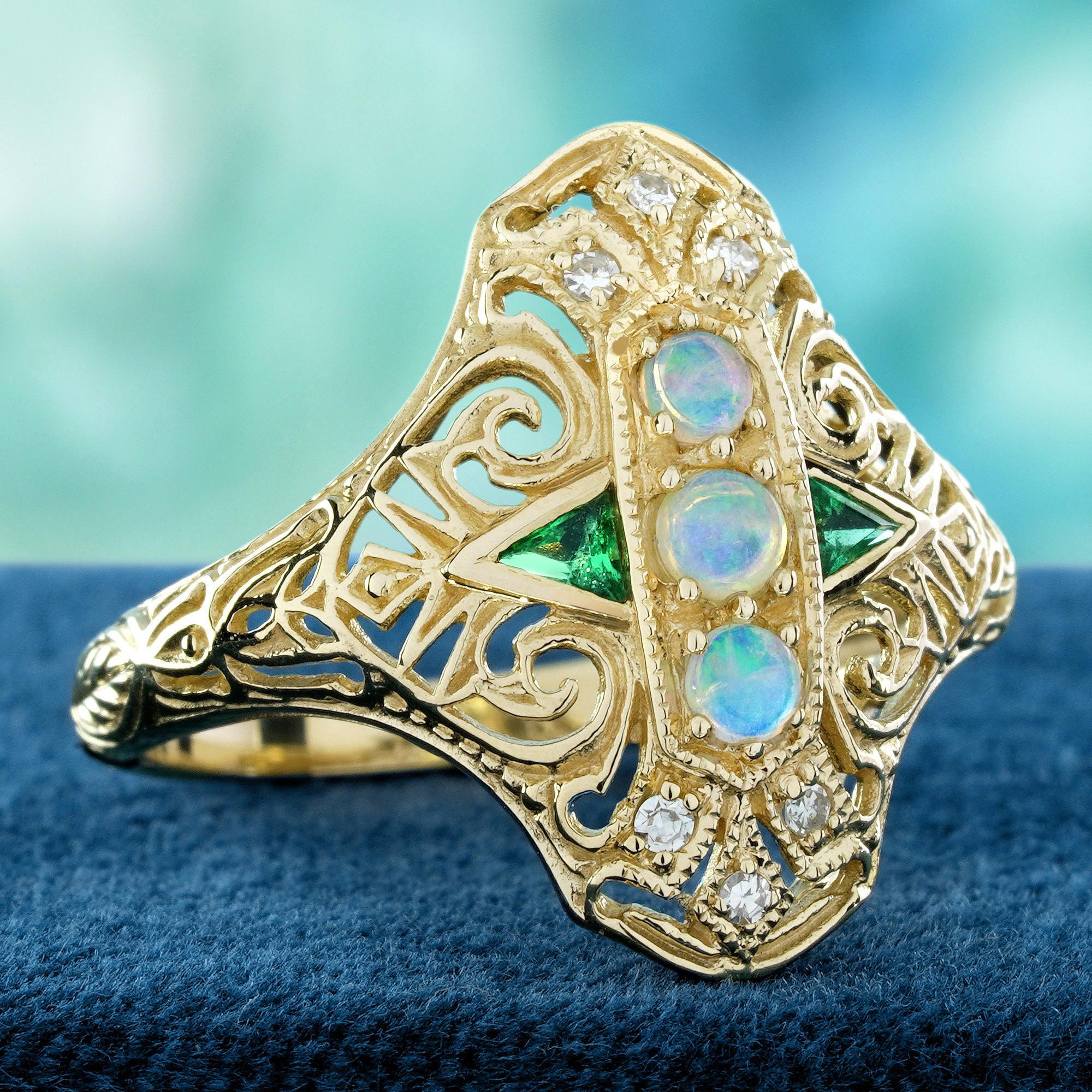 Opal Smaragd und Diamant Vintage Style Drei Steine Ring in massivem 9K Gelbgold (Edwardian) im Angebot
