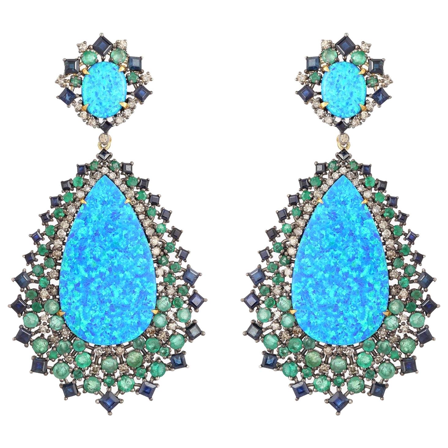 Ohrringe mit Opal und Smaragd und Diamanten