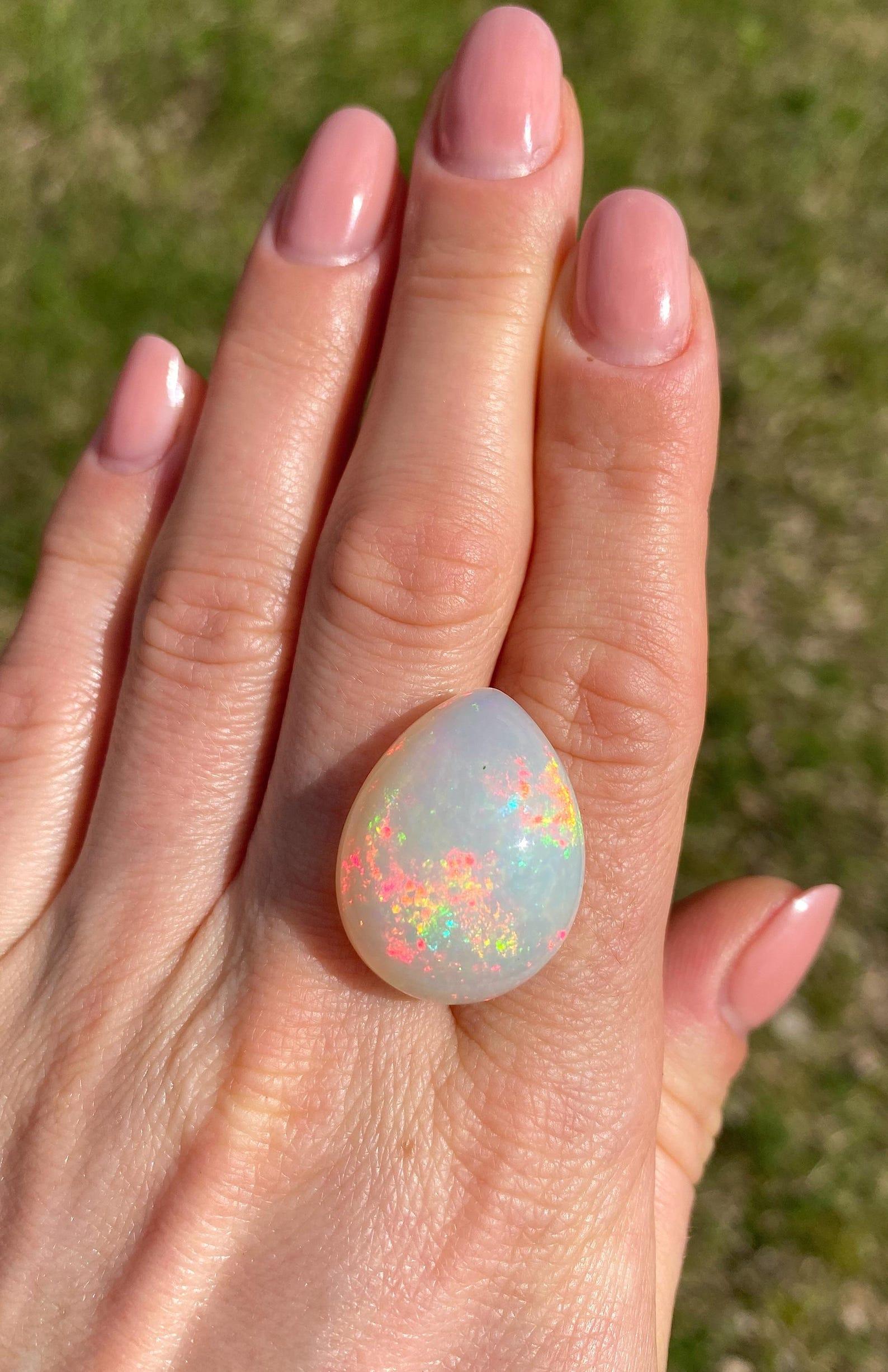 Natürlicher äthiopischer Opal Edelstein
GFCO-zertifiziert

Edelsteinfarbe: Weiß Multicolor
Edelstein-Typ: Opal
Größe des Edelsteins: 26.44x20.65x11.38mm
Schnittnote: Sehr gut
Form des Edelsteins: Birne Cabochon
Schaffung von Edelsteinen: