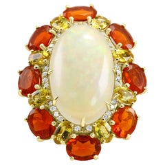 Bague mode en or jaune avec opale ovale, opale du feu du Mexique, saphir, diamant et halo rond