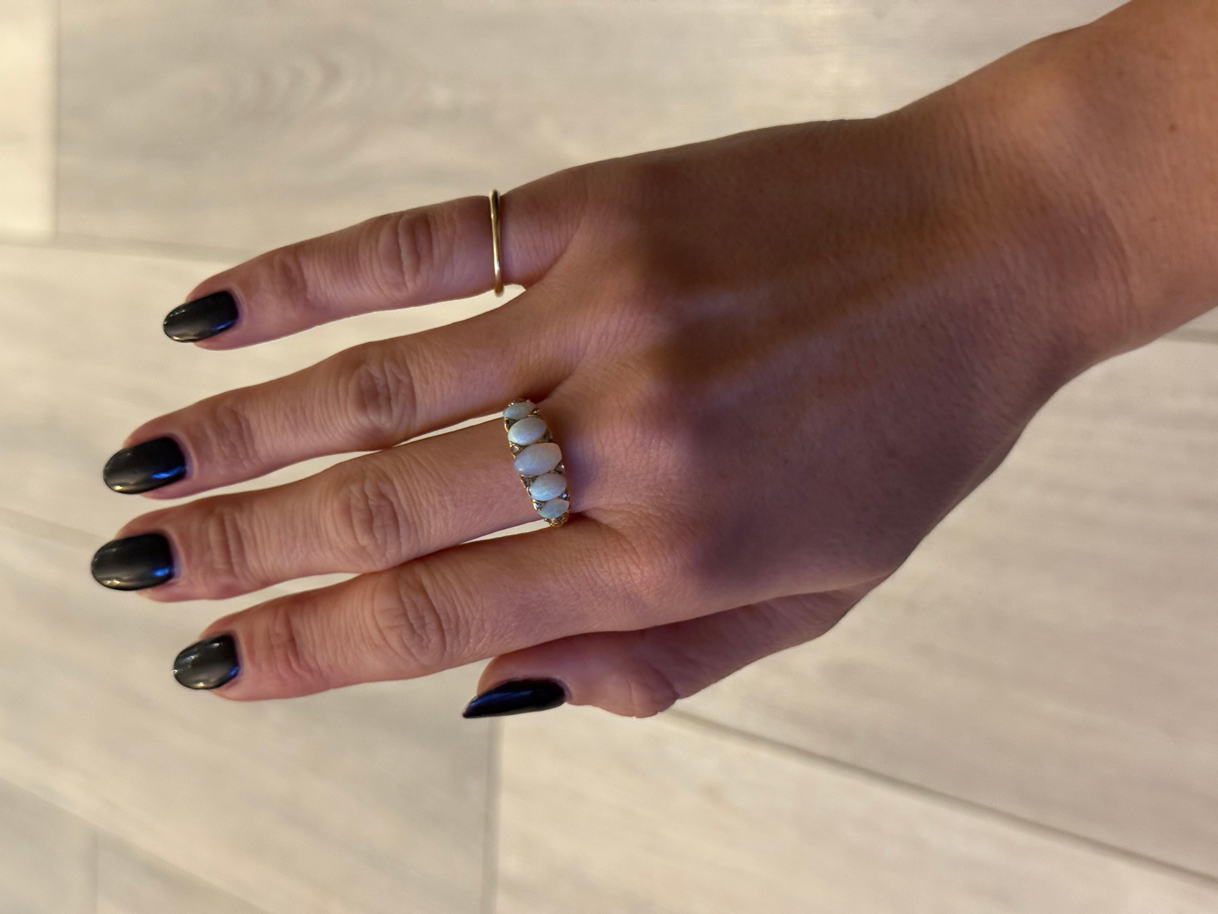 Opale à cinq pierres et pointes en or jaune 18 carats avec diamants en vente 2