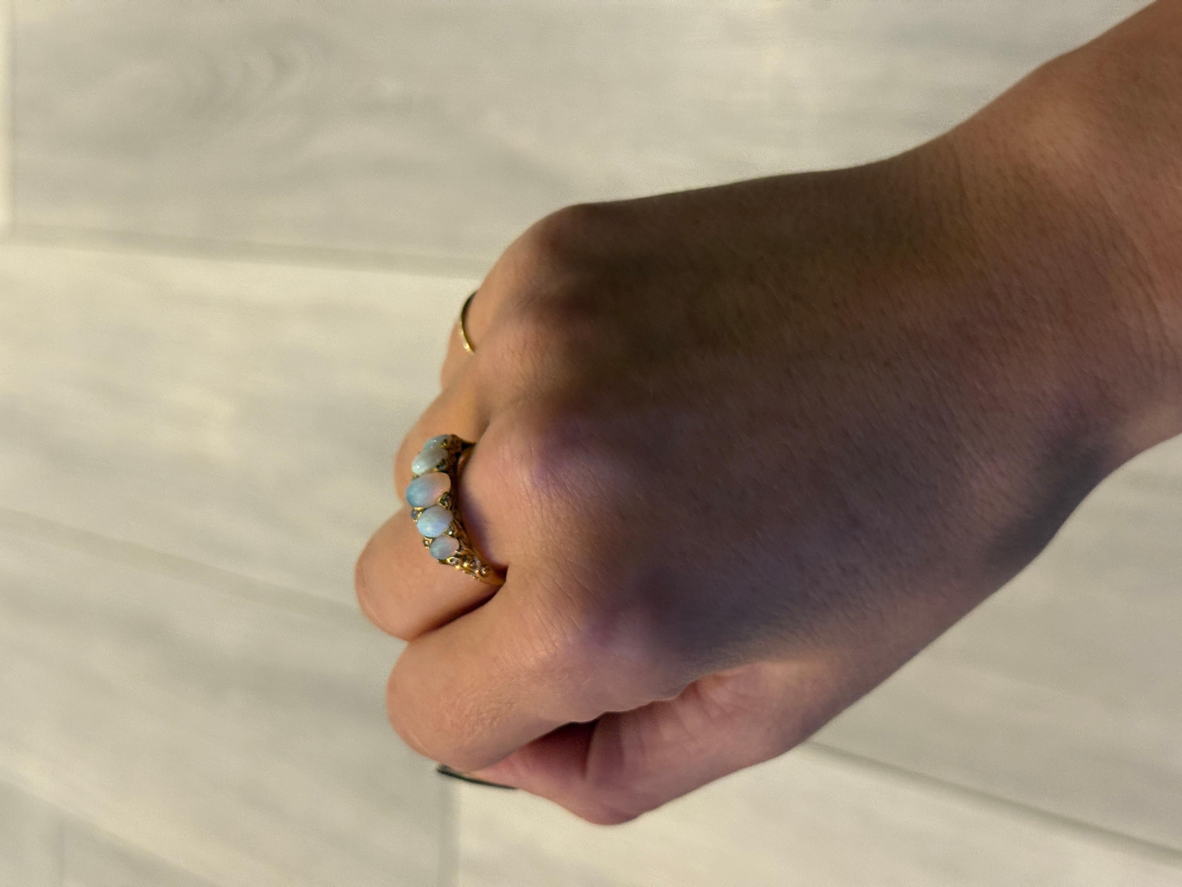 Opale à cinq pierres et pointes en or jaune 18 carats avec diamants en vente 3