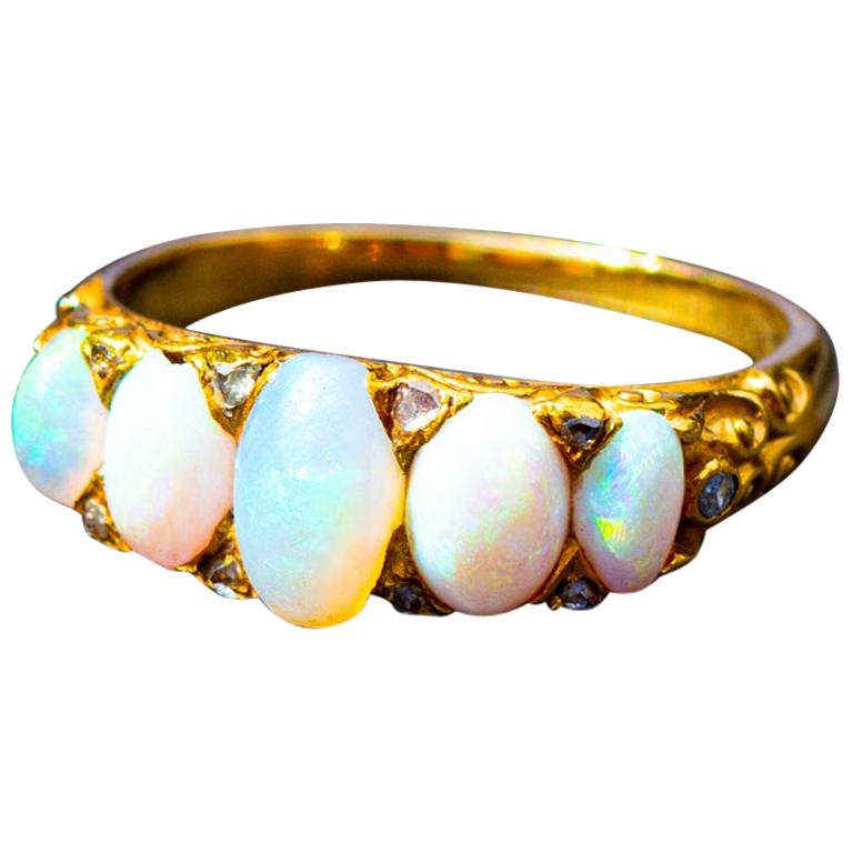 Opal mit fünf Steinen und Diamantspitzen aus 18 Karat Gelbgold