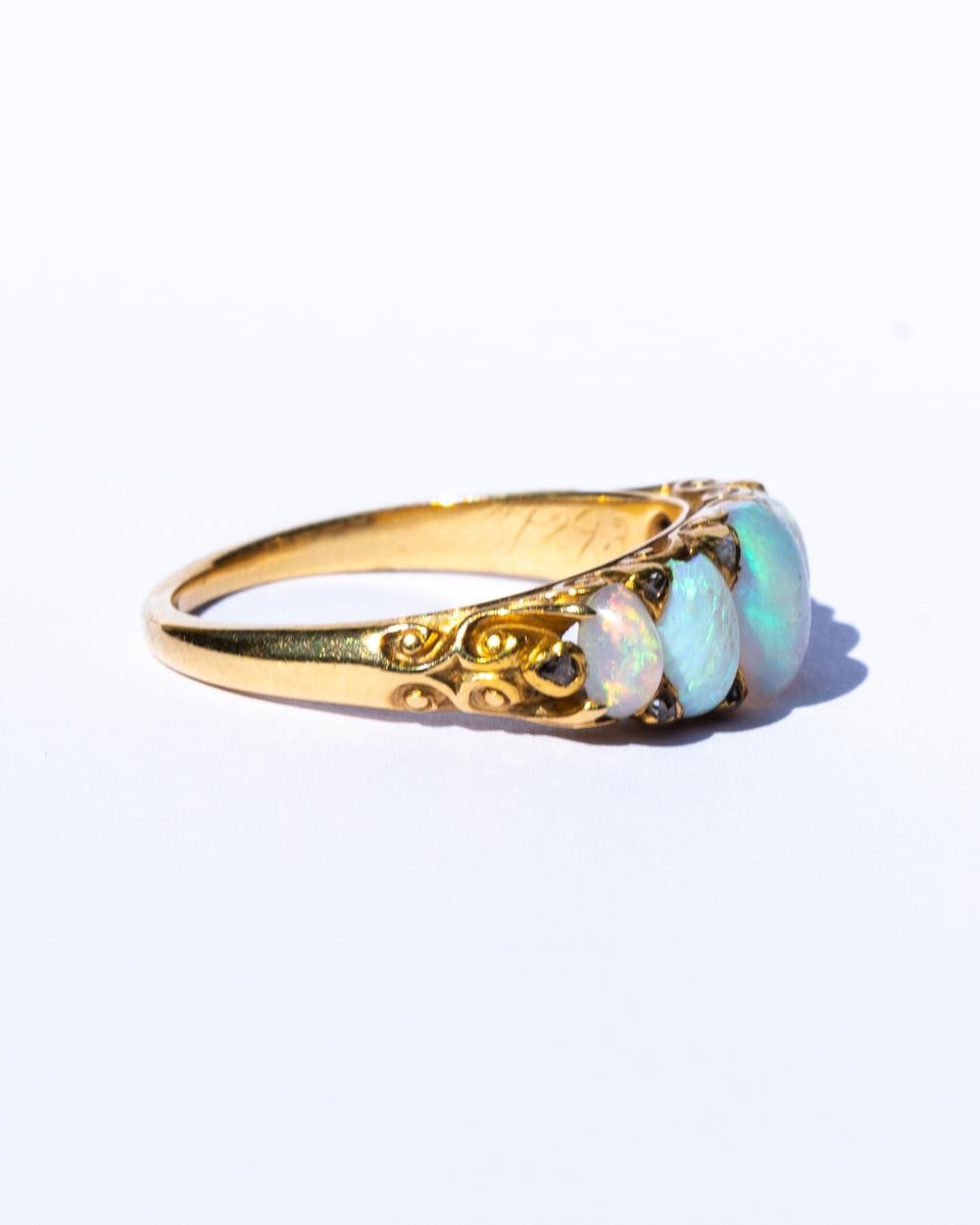 Taille cabochon Opale à cinq pierres et pointes en or jaune 18 carats avec diamants en vente