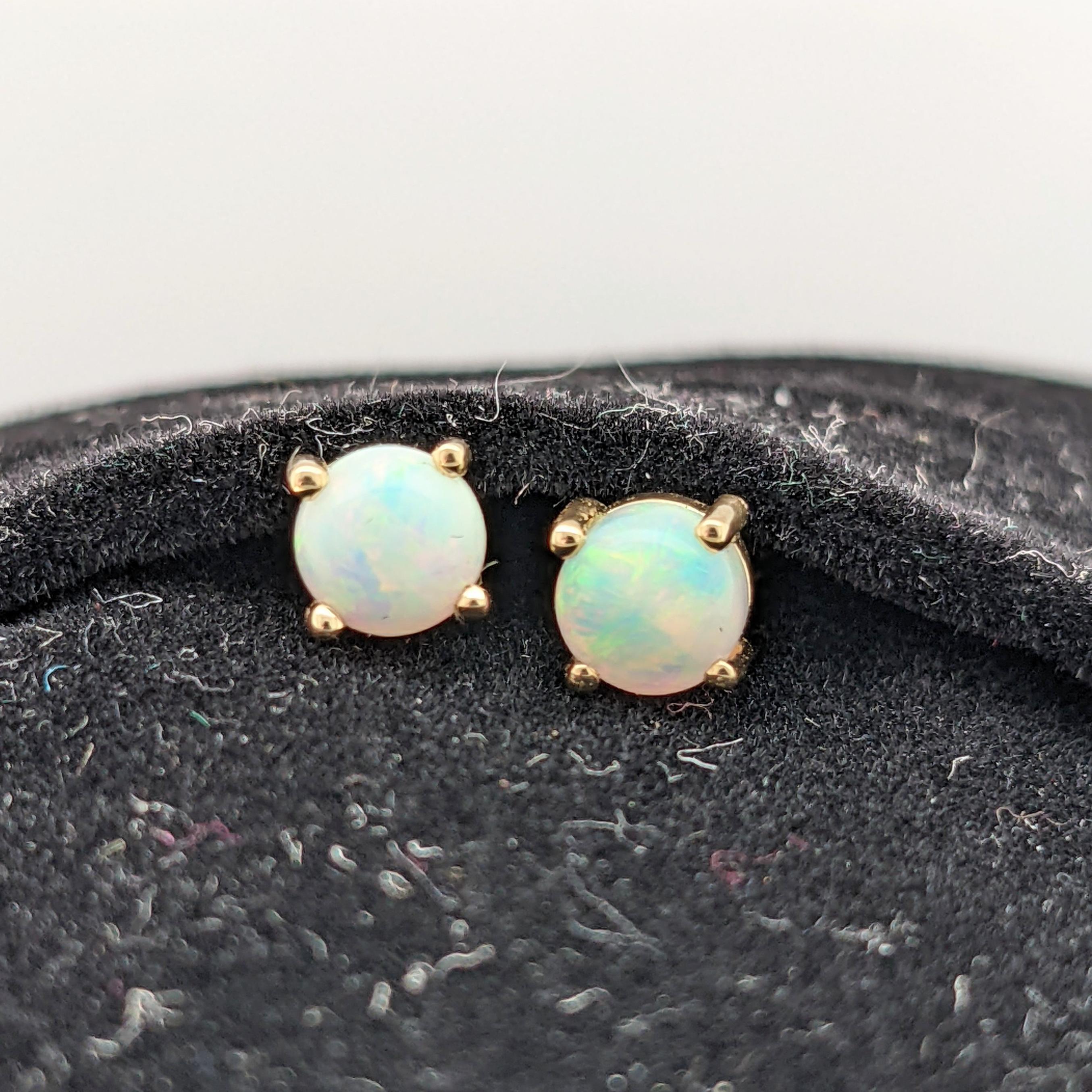 Ces magnifiques boucles d'oreilles solitaires sont composées de pierres centrales rondes en opale éthiopienne, créant un look amusant et ardent. Un design de boucle d'oreille solitaire parfait pour des fiançailles ou un anniversaire qui attirent