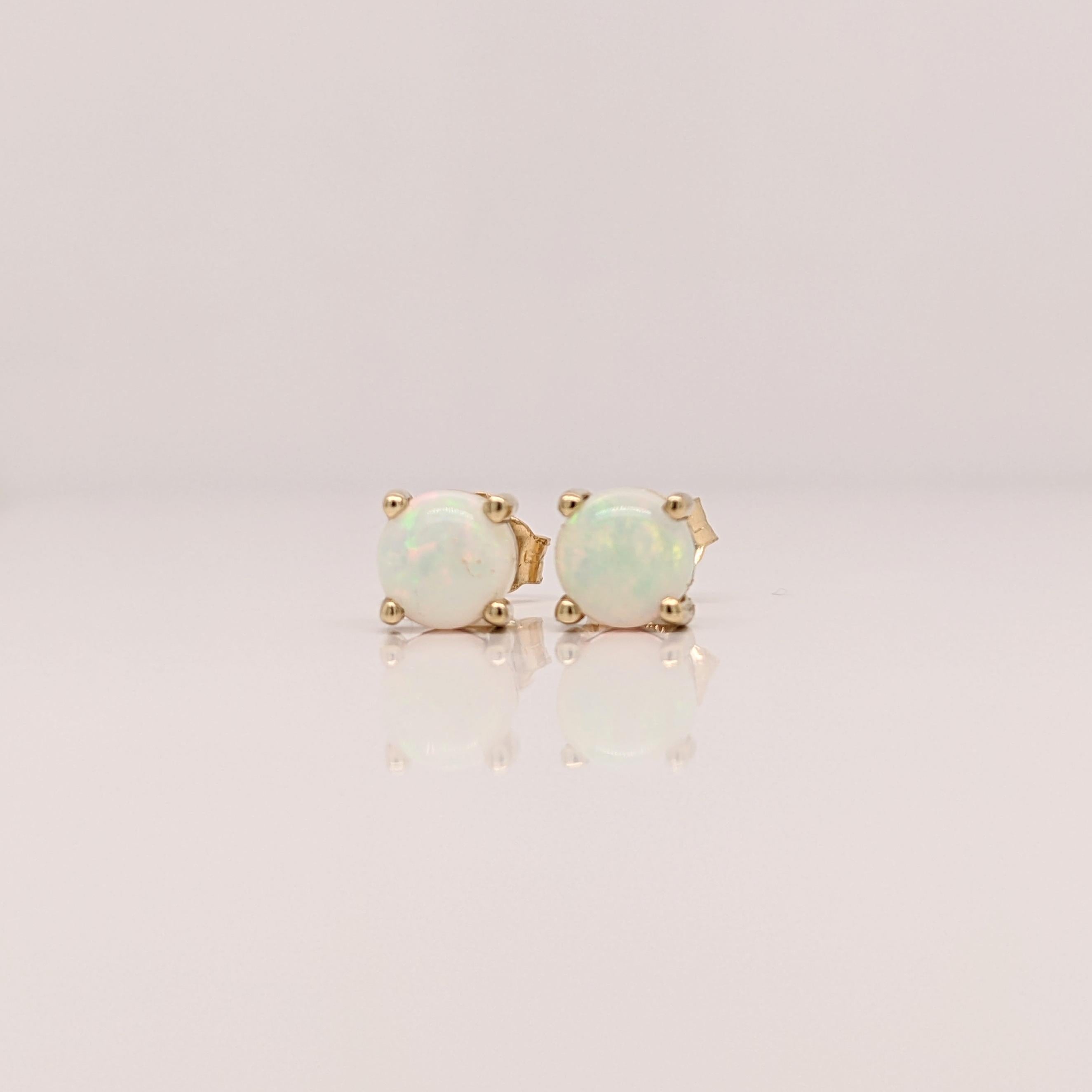Art déco Clous d'oreilles solitaires à quatre griffes en or massif 14 carats rond 5 mm en vente