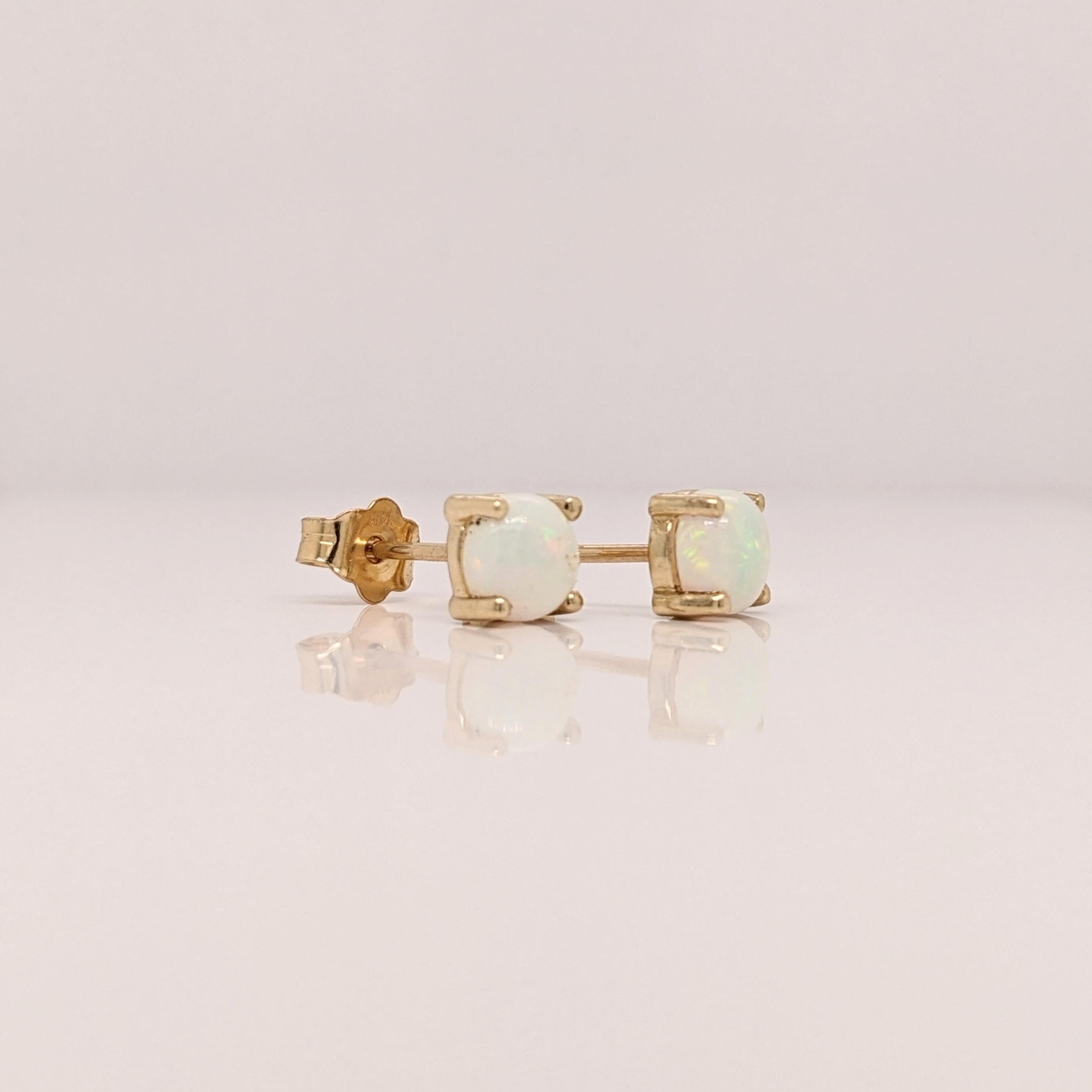 Clous d'oreilles solitaires à quatre griffes en or massif 14 carats rond 5 mm Pour femmes en vente