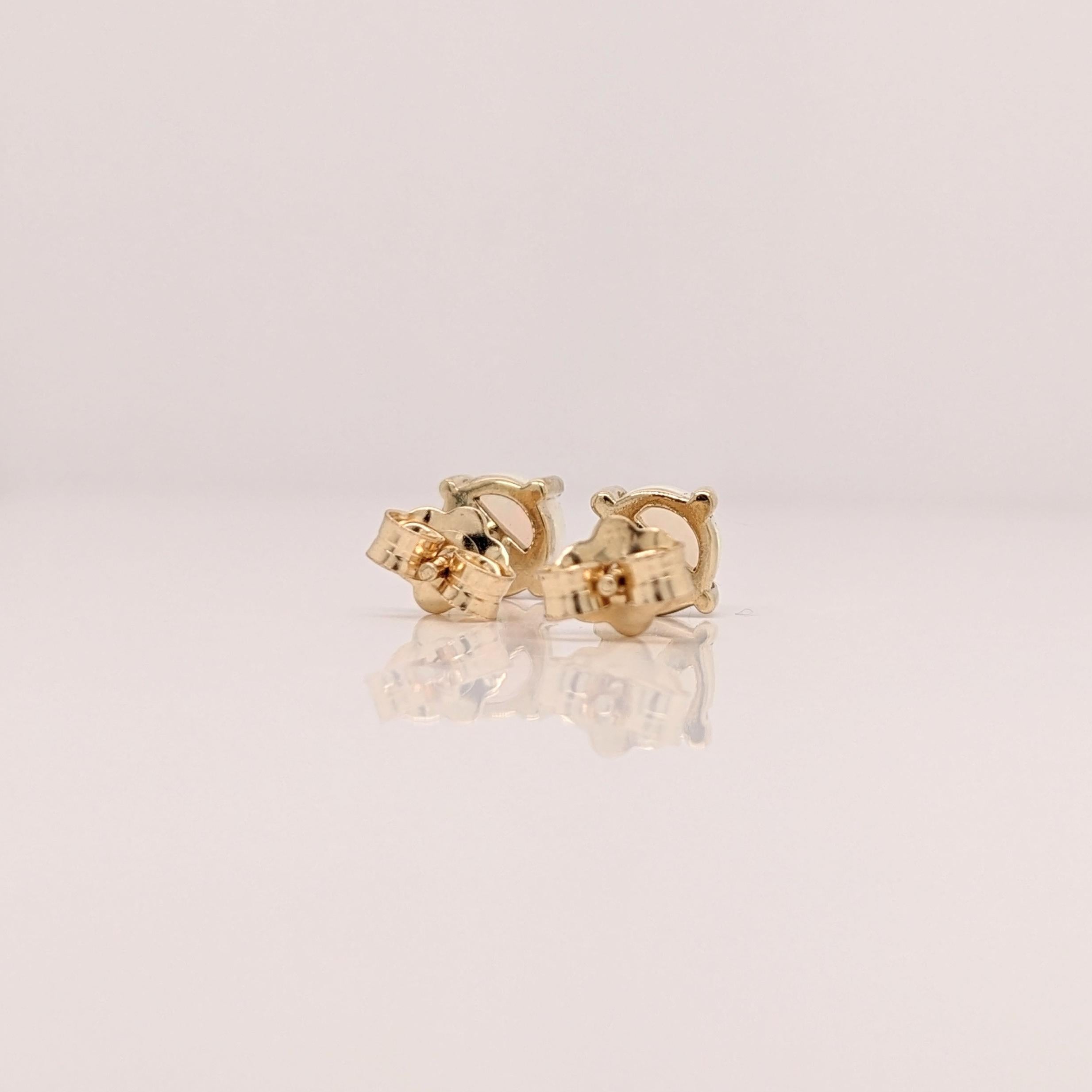 Clous d'oreilles solitaires à quatre griffes en or massif 14 carats rond 5 mm en vente 4