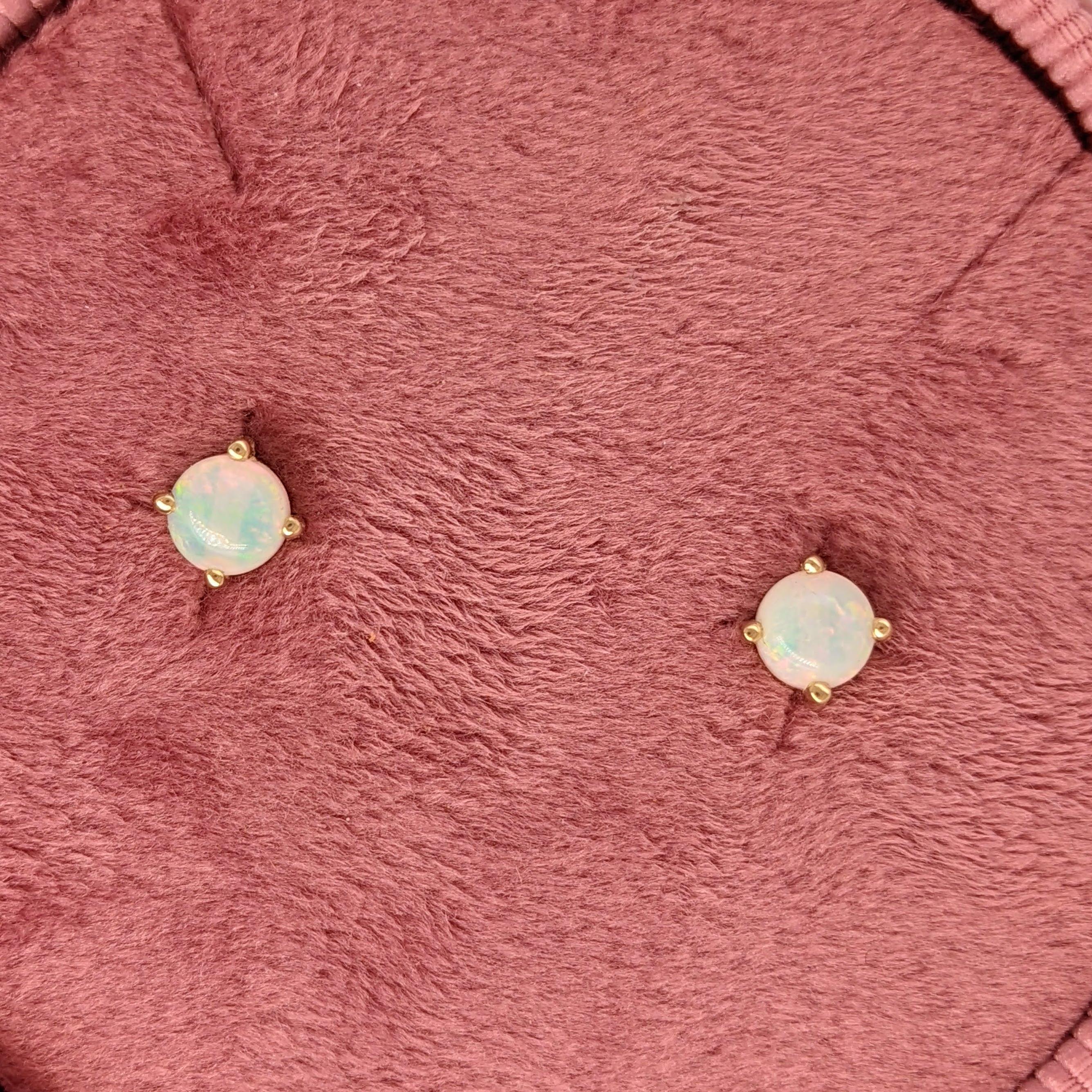 Clous d'oreilles solitaires à quatre griffes en or massif 14 carats rond 5 mm en vente 6