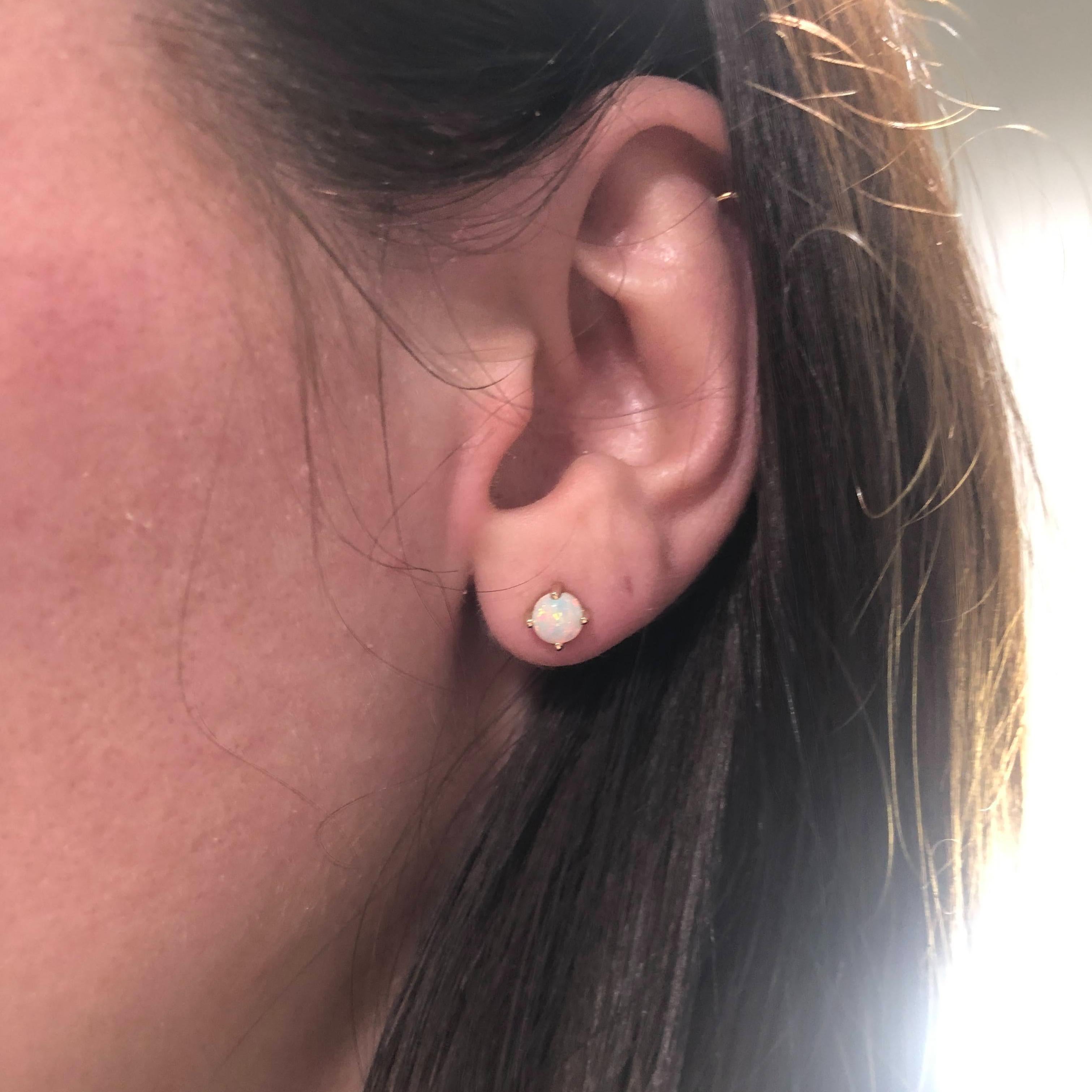 Clous d'oreilles solitaires à quatre griffes en or massif 14 carats rond 5 mm en vente 7