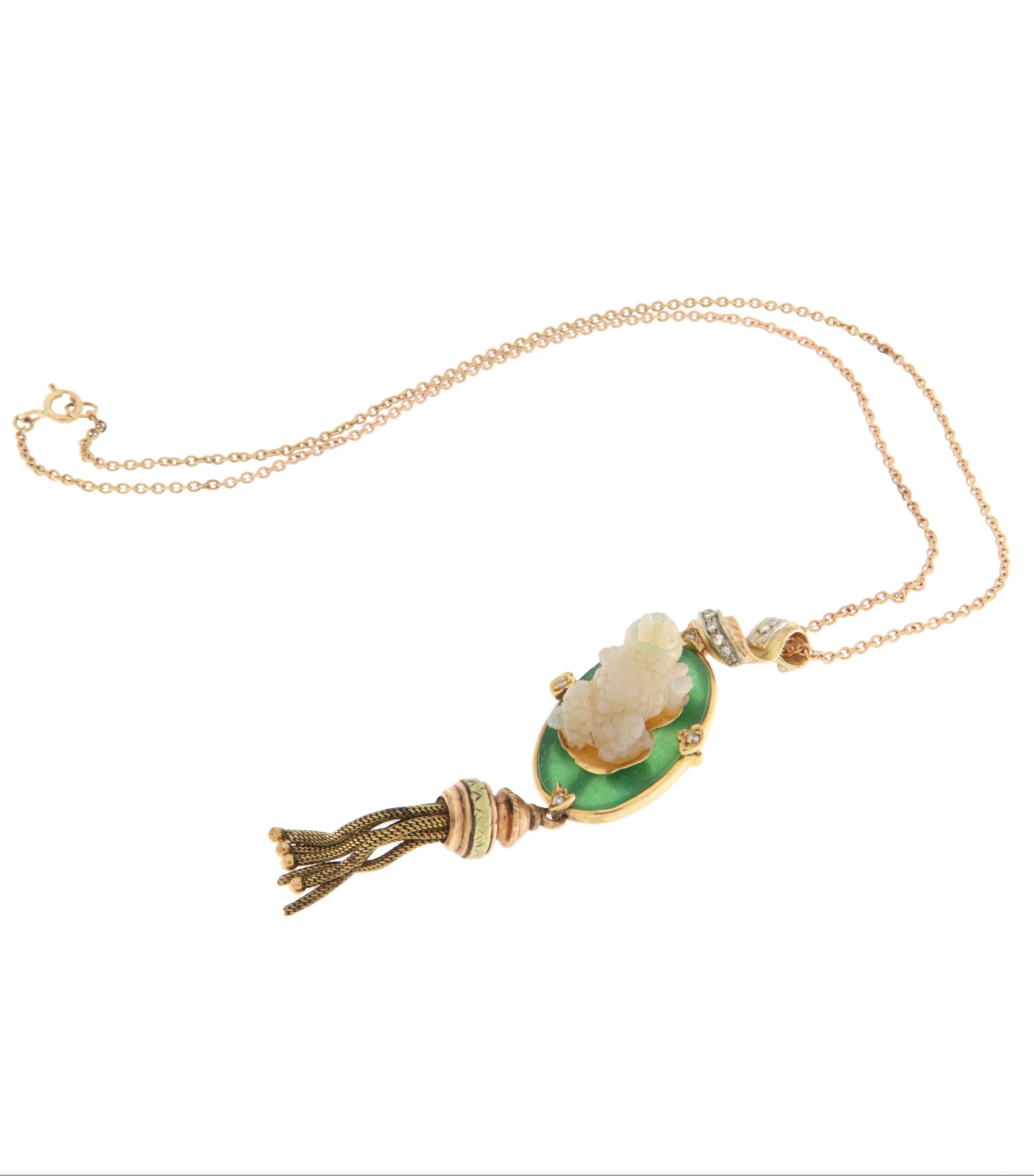 Sophistiqué et riche en symboles, ce collier artisanal est une création unique en or jaune 18 carats. Le pendentif est un mélange raffiné de matériaux précieux et d'artisanat méticuleux, conçu pour ceux qui recherchent un accessoire exclusif,