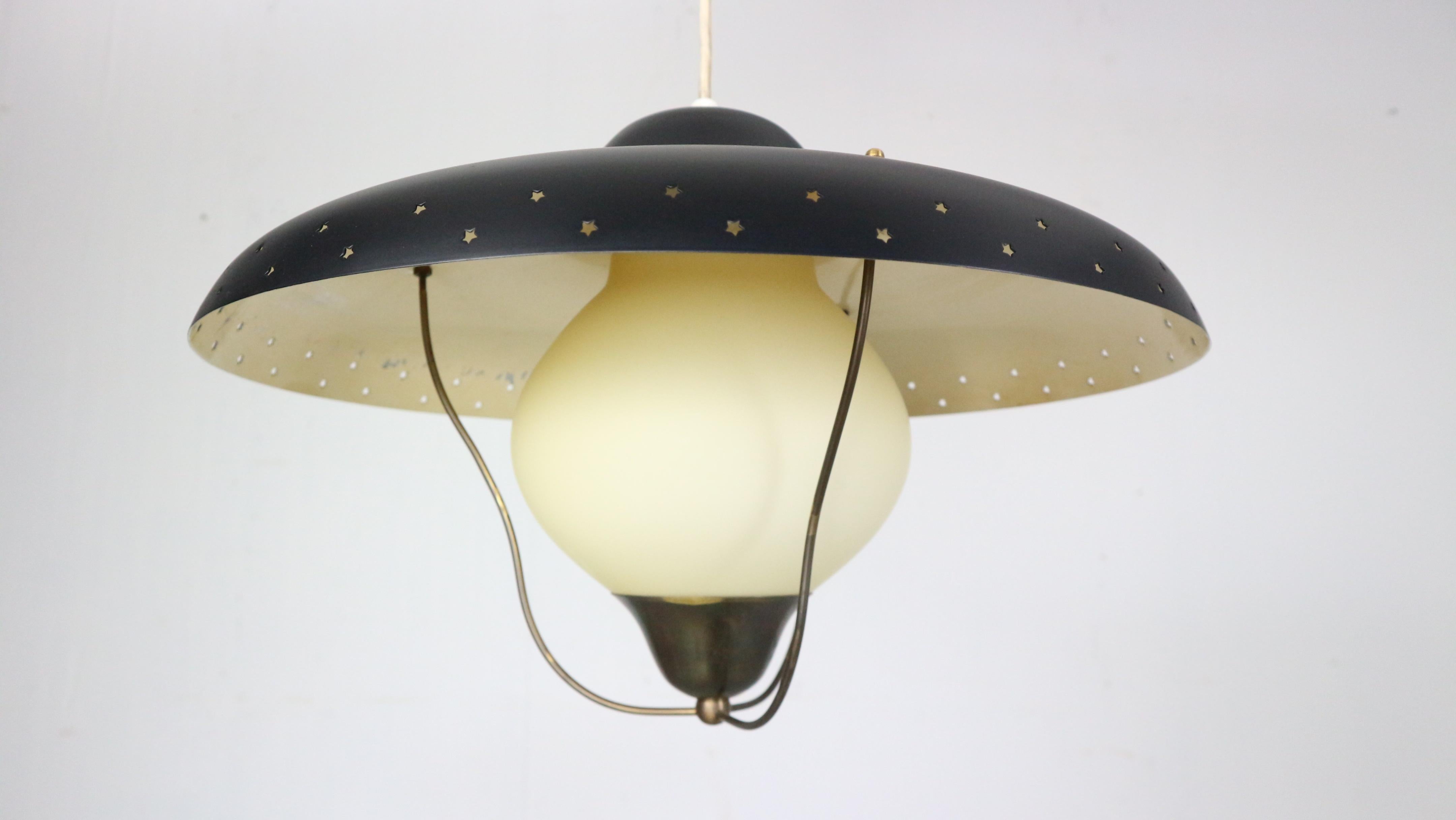 Pendente in vetro opalino Bent Karlby per Lyfa 1950 Danimarca in vendita 12