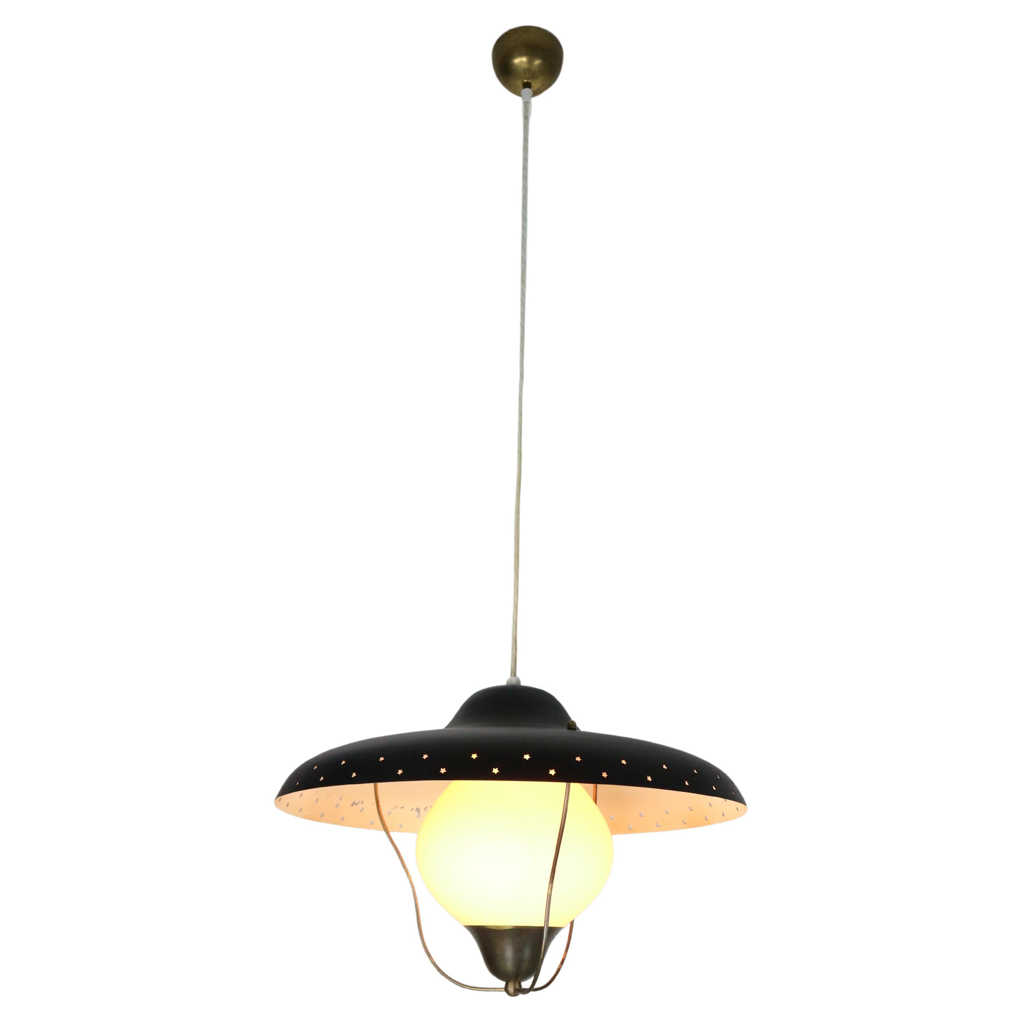 Suspension en verre opale Bent Karlby pour Lyfa 1950 Danemark en vente