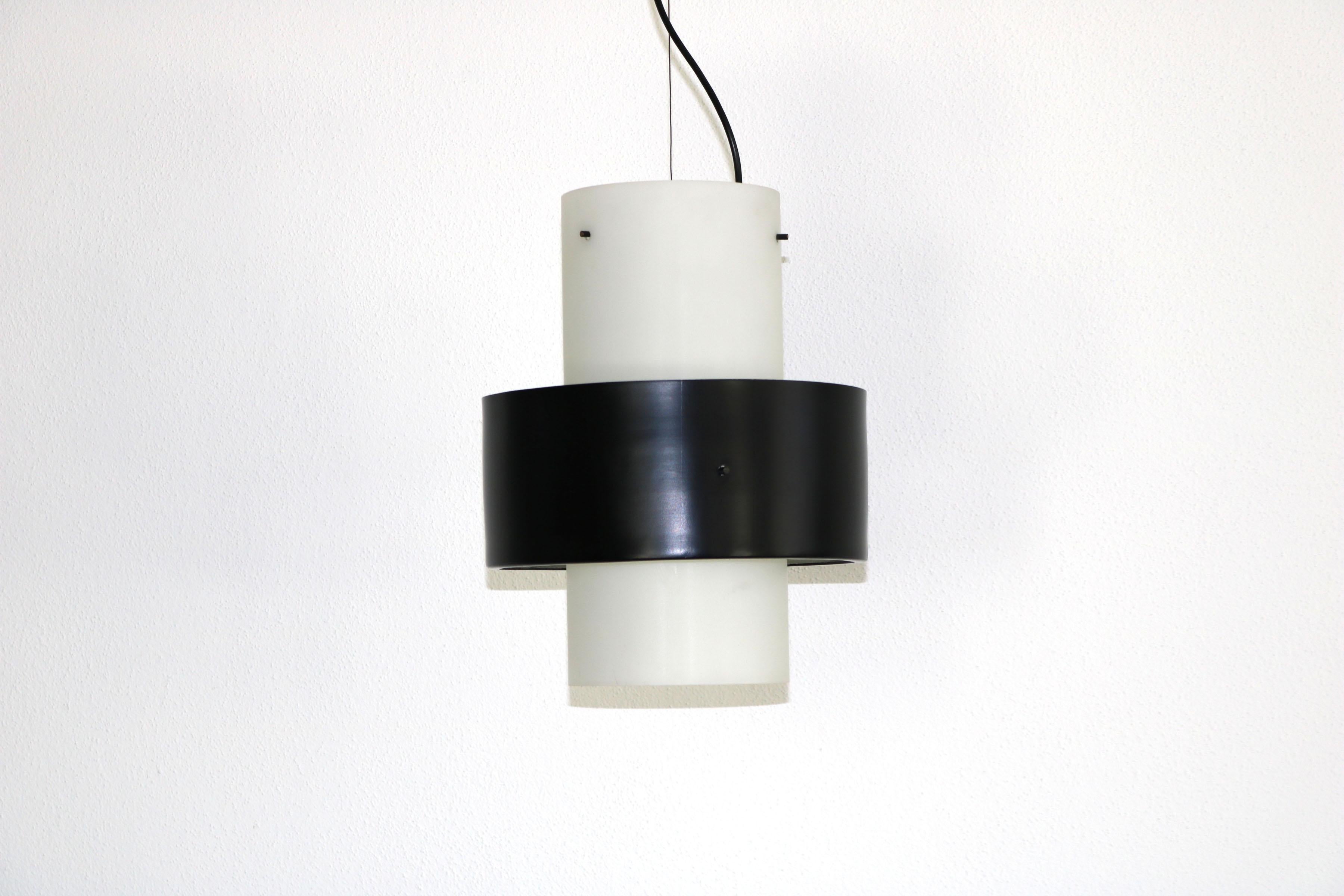 1950s Stilnovo pendant lamp made of frosted opal glass with black lacquered aluminum ring. The lamp is in a very nice original condition.

measurements
Glasring ø 18 cm h 40 cm 
Aluminiumring ø 32 cm  h 14 cm