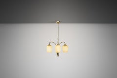 Lámpara de cristal opalino y latón de Itsu, Finlandia Mediados del siglo XX