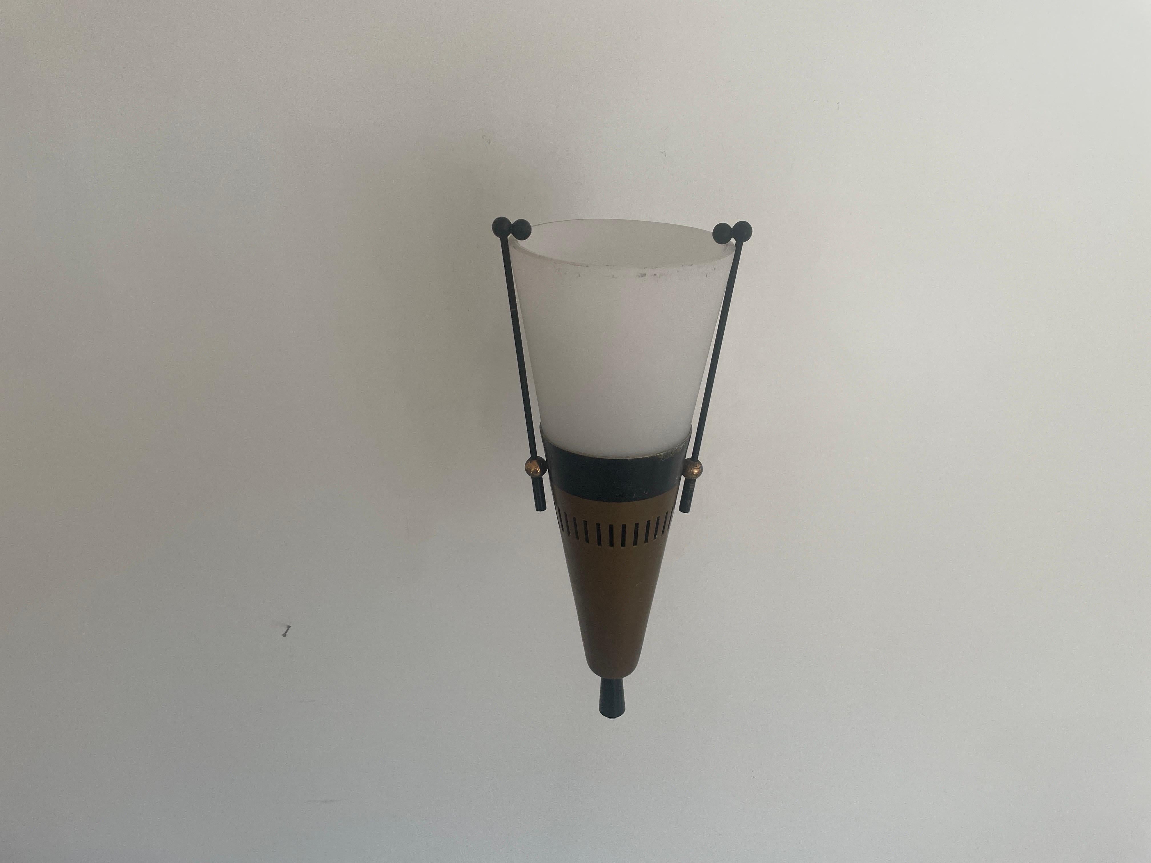 Einzelne Wandleuchte aus Opalglas und Messing von Stilux, 1960er Jahre, Italien

Elegante, seltene Wandleuchte von hoher Qualität.

Die Lampe ist in gutem Vintage-Zustand.
Abnutzung entsprechend dem Alter und dem Gebrauch

Diese Lampen funktionieren