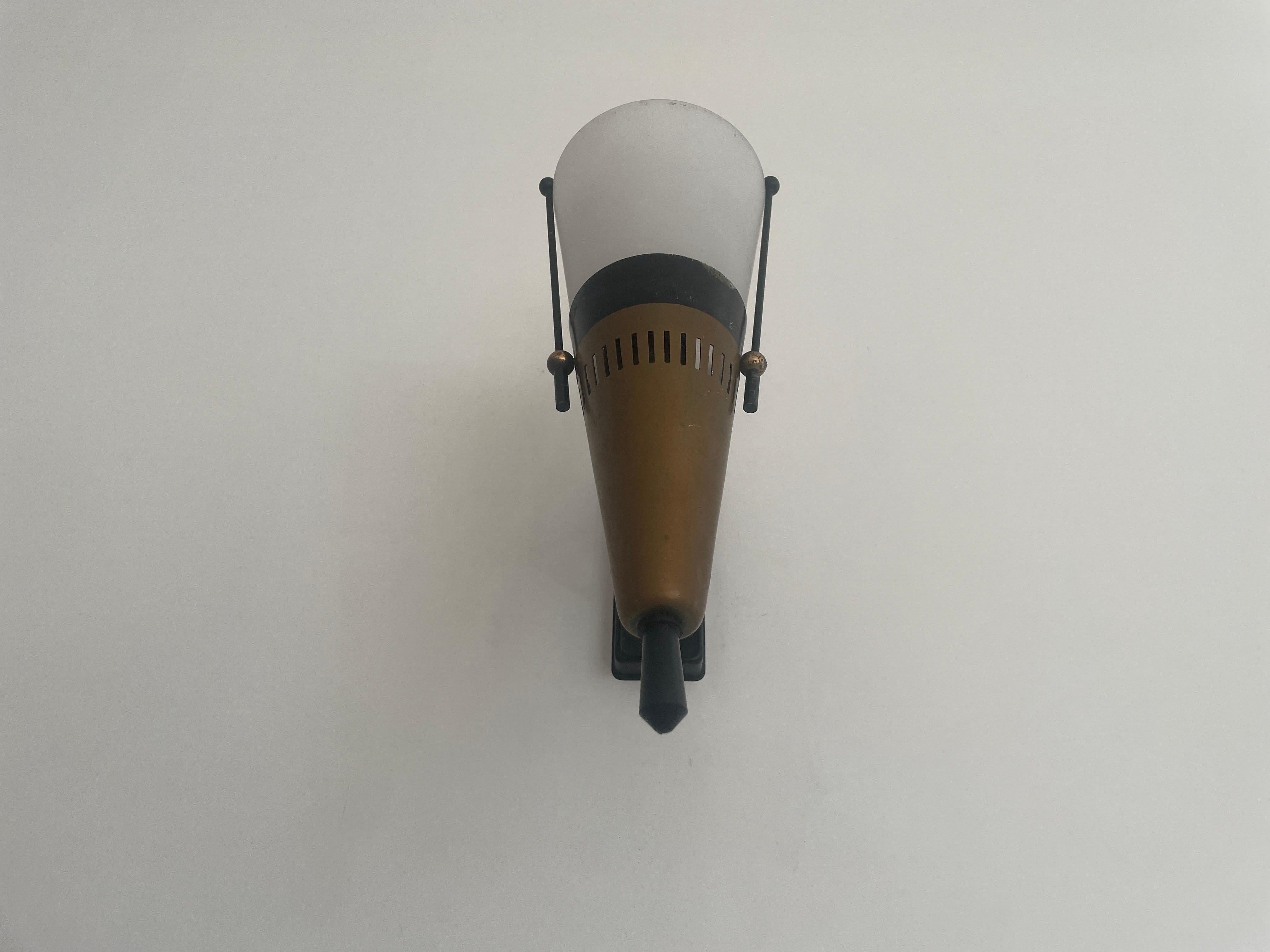 Einzelne Wandleuchte aus Opalglas und Messing von Stilux, 1960er Jahre, Italien (Moderne der Mitte des Jahrhunderts) im Angebot